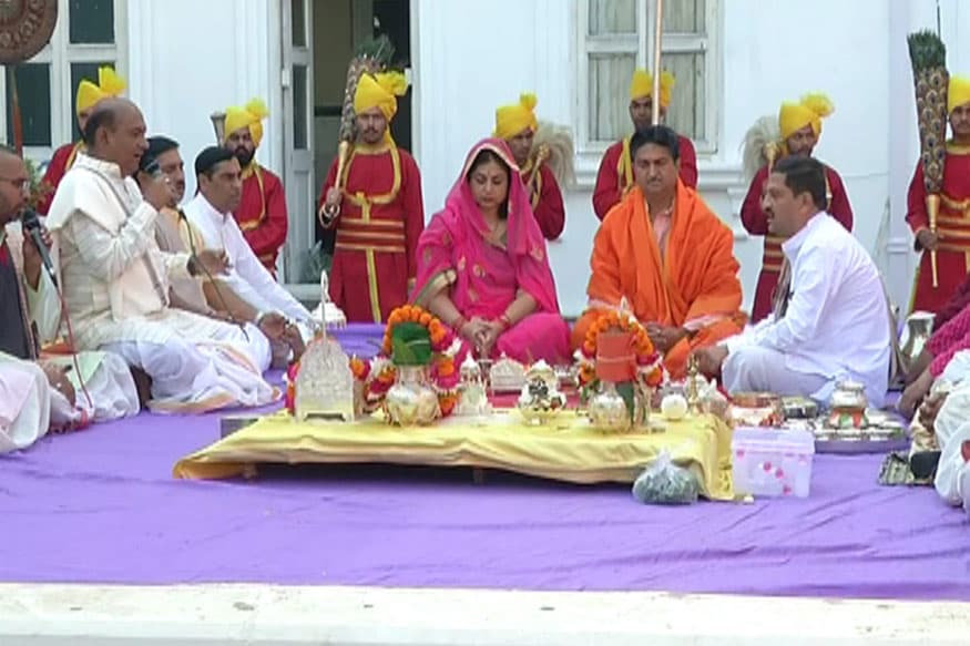 માંધાતા સિંહ જાડેજા અને તેમના ધર્મ પત્નીએ દેહ શુદ્ધિની વિધિમાં બેસી વિધિને સંપન્ન કરી હતી. ત્યારે રાજ તિલક સમારોહ અંતર્ગત થનાર મહાયજ્ઞના આચાર્ય કૌશિકભાઇ શાસ્ત્રીએ ન્યુઝ 18 ગુજરાતી સાથેની વાતચીતમાં જણાવ્યું હતું કે પહેલાના રાજા-મહારાજા ચક્રવર્તી સમ્રાટ યજ્ઞ કાર્યો શરુ કરતા પહેલા હેમાદ્રી કરતા હતા. હેમાદ્રી શબ્દ બે શબ્દ માંથી બને છે હેમ એટલે કે સોનુ અને અદ્રી એટલે કે પર્વત. આમ યજ્ઞાદિ કર્મ કરતાં પહેલાં સોનાના પર્વતોનું દાન ચક્રવર્તી સમ્રાટ દ્વારા કરવામાં આવતું હતું. ત્યારે કલી કાળમાં સોનાના પર્વતનું દાન આપવું અશક્ય હોય જેથી આપણા ઋષિ-મુનિઓએ હેમાદ્રીનું વાંચન યજ્ઞ કરનારને સંભળાવવાનું જણાવ્યું છે જેથી તેને હેમાદ્રીનું પુણ્ય પ્રાપ્ત થાય. સમયાંતરે હેમાદ્રી ની જગ્યાએ દેહ શુદ્ધિની વિધિ કરવામાં આવે છે. દેહ શુદ્ધિ ની માંધાતાસિંહ જાડેજા દ્વારા વિષ્ણુ પૂજન કરવામાં આવ્યું હતું જે બાદ ગૌ પૂજન અશ્વ પૂજન અને શસ્ત્ર પૂજન કરવામાં આવ્યું હતું માંધાતા સિંહ જાડેજા અને તેમના ધર્મ પત્નીએ દેહ શુદ્ધિની વિધિમાં બેસી વિધિને સંપન્ન કરી હતી. ત્યારે રાજ તિલક સમારોહ અંતર્ગત થનાર મહાયજ્ઞના આચાર્ય કૌશિકભાઇ શાસ્ત્રીએ ન્યુઝ 18 ગુજરાતી સાથેની વાતચીતમાં જણાવ્યું હતું કે પહેલાના રાજા-મહારાજા ચક્રવર્તી સમ્રાટ યજ્ઞ કાર્યો શરુ કરતા પહેલા હેમાદ્રી કરતા હતા. હેમાદ્રી શબ્દ બે શબ્દ માંથી બને છે હેમ એટલે કે સોનુ અને અદ્રી એટલે કે પર્વત. આમ યજ્ઞાદિ કર્મ કરતાં પહેલાં સોનાના પર્વતોનું દાન ચક્રવર્તી સમ્રાટ દ્વારા કરવામાં આવતું હતું. ત્યારે કલી કાળમાં સોનાના પર્વતનું દાન આપવું અશક્ય હોય જેથી આપણા ઋષિ-મુનિઓએ હેમાદ્રીનું વાંચન યજ્ઞ કરનારને સંભળાવવાનું જણાવ્યું છે જેથી તેને હેમાદ્રીનું પુણ્ય પ્રાપ્ત થાય. સમયાંતરે હેમાદ્રી ની જગ્યાએ દેહ શુદ્ધિની વિધિ કરવામાં આવે છે. દેહ શુદ્ધિ ની માંધાતાસિંહ જાડેજા દ્વારા વિષ્ણુ પૂજન કરવામાં આવ્યું હતું જે બાદ ગૌ પૂજન અશ્વ પૂજન અને શસ્ત્ર પૂજન કરવામાં આવ્યું હતું