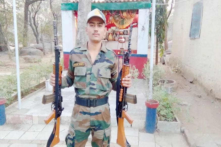 ચંદીગઢ : કાશ્મીર ઘાટીમાં મંગળવારે બરફના તોફાન અને હિમસ્ખલન (Avalanche)ની ત્રણ ઘટનાઓમાં સેના અને સીમા સુરક્ષા દળના 6 જવાન શહીદ (Martyr) થયા હતા. આ જવાનોમાં એક ગુરદાસપુરના ગામ સિદ્ધપુર નવા પિંડના હતા. શહીદ જવાનના લગ્ન લગભગ એક વર્ષ પહેલા જ થયા હતા અને બે મહિના પહેલા જ તેમના ઘરે દીકરીનો જન્મ થયો હતો. ચંદીગઢ : કાશ્મીર ઘાટીમાં મંગળવારે બરફના તોફાન અને હિમસ્ખલન (Avalanche)ની ત્રણ ઘટનાઓમાં સેના અને સીમા સુરક્ષા દળના 6 જવાન શહીદ (Martyr) થયા હતા. આ જવાનોમાં એક ગુરદાસપુરના ગામ સિદ્ધપુર નવા પિંડના હતા. શહીદ જવાનના લગ્ન લગભગ એક વર્ષ પહેલા જ થયા હતા અને બે મહિના પહેલા જ તેમના ઘરે દીકરીનો જન્મ થયો હતો.