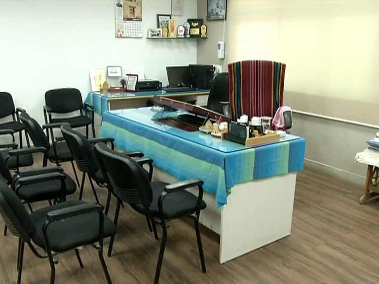 કેબિનમાં એસીની સુવિધા રાખવામાં આવી છે. એટલું જ નહી રિલેક્સ ફીલ કરાવે તેવી આરામદાયક રિવોવોલ્ગીંગ ચેર તથા તમામ પ્રકારનું અદ્યતન ફર્નિચર સોફા પણ મુકવામાં આવ્યા છે.. આ સાથે સીસીટીવીની એક પેનલ પણ રાખવામાં આવી છે. કેબિનમાં એસીની સુવિધા રાખવામાં આવી છે. એટલું જ નહી રિલેક્સ ફીલ કરાવે તેવી આરામદાયક રિવોવોલ્ગીંગ ચેર તથા તમામ પ્રકારનું અદ્યતન ફર્નિચર સોફા પણ મુકવામાં આવ્યા છે.. આ સાથે સીસીટીવીની એક પેનલ પણ રાખવામાં આવી છે.