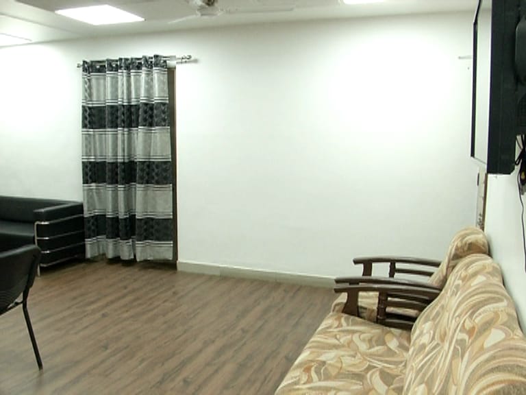 પ્રજાના ટેક્સમાંથી અને સરકારના પગારમાંથી ડીન નીતિન વોરા પોતાને આરામ મળે તેવી તમામ સુવિધાઓ ભોગવે છે પરંતુ વિદ્યાર્થીઓ માટે તેમણે કોઈ પગલાં લીધા નથી. જેને કારણે વિદ્યાર્થીઓમાં રોષ છે અને સરકાર સમક્ષ અરજી કરી રહ્યા છે કે ડીન નીતિન વોરા જલ્દીથી રાજીનામું આપે. પ્રજાના ટેક્સમાંથી અને સરકારના પગારમાંથી ડીન નીતિન વોરા પોતાને આરામ મળે તેવી તમામ સુવિધાઓ ભોગવે છે પરંતુ વિદ્યાર્થીઓ માટે તેમણે કોઈ પગલાં લીધા નથી. જેને કારણે વિદ્યાર્થીઓમાં રોષ છે અને સરકાર સમક્ષ અરજી કરી રહ્યા છે કે ડીન નીતિન વોરા જલ્દીથી રાજીનામું આપે.