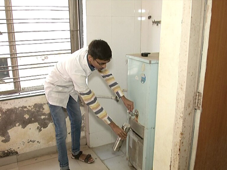 અમદાવાદ મ્યુ.કોર્પોરેશનને સોલા સિવિલની બોયઝ હોસ્ટેલની કેન્ટીન મેસને સીલ કરી છે.. પરંતુ કેટલાક વિદ્યાર્થીઓ સાથે વાત કરતાં તેમણે નામ ન આપવાની શરતે કહ્યું છે કે આ વીડિયો બોયઝ અને ગલ્સૅ કેન્ટીનની બરોબર વચ્ચે આવેલી જગ્યા પર શૂટ કરવામાં આવ્યો છે.જે વાઈરલ થયા બાદ તંત્ર દ્રારા માત્ર બોયઝ હોસ્ટેલની કેન્ટીનને બંધ કરી છે વાસ્તવમાં બંને કેન્ટીનનું જમવાનું વચ્ચે આવેલા પેસેજમાં બને છે.અને ત્યાં જ બધી શાકભાજી ગટર પાસે રાખવામાં આવે છે. અમદાવાદ મ્યુ.કોર્પોરેશનને સોલા સિવિલની બોયઝ હોસ્ટેલની કેન્ટીન મેસને સીલ કરી છે.. પરંતુ કેટલાક વિદ્યાર્થીઓ સાથે વાત કરતાં તેમણે નામ ન આપવાની શરતે કહ્યું છે કે આ વીડિયો બોયઝ અને ગલ્સૅ કેન્ટીનની બરોબર વચ્ચે આવેલી જગ્યા પર શૂટ કરવામાં આવ્યો છે.જે વાઈરલ થયા બાદ તંત્ર દ્રારા માત્ર બોયઝ હોસ્ટેલની કેન્ટીનને બંધ કરી છે વાસ્તવમાં બંને કેન્ટીનનું જમવાનું વચ્ચે આવેલા પેસેજમાં બને છે.અને ત્યાં જ બધી શાકભાજી ગટર પાસે રાખવામાં આવે છે.