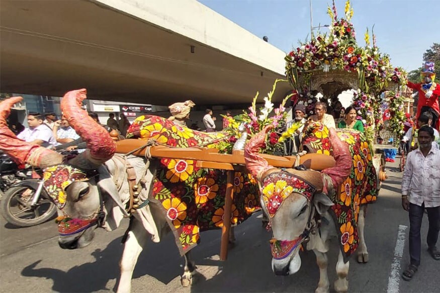 આ વરઘોડામાં હાથી, ઘોડા અને બળદગાડાએ ખાસ આકર્ષણ જમાવ્યું હતું. વરઘોડામાં સુરતના હીરાના વેપારી વિજયભાઈ મહેતાનો પરિવાર સામેલ થયો હતો. આ વરઘોડામાં હાથી, ઘોડા અને બળદગાડાએ ખાસ આકર્ષણ જમાવ્યું હતું. વરઘોડામાં સુરતના હીરાના વેપારી વિજયભાઈ મહેતાનો પરિવાર સામેલ થયો હતો.