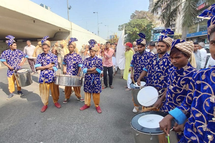 વિજય મહેતાએ ન્યૂઝ18 ગુજરાતી સાથે વાતચીત કરતકા જણાવ્યું હતું કે, આજથી સાત વર્ષે પહેલા મારો સંપર્ક મહારાજ સાહેબ સાથે થયો હતો. શરૂઆતમાં દરેક લોકો જીવે તે રીતે હું જીવતો હતો. જેમાં સવારે નવ વાગ્યે ઓફિસ જવું અને સાંજે પરત ફરવું. ફક્ત પૈસા કમાવાનો ઉદેશ્ય હતો. મહારાજ સાહેબનો સંપર્ક થયા બાદ ધીમે ધીમે મારું મન બદલાયું અને પરિવાર સાથે દીક્ષા લેવાનું નક્કી કર્યું. વિજય મહેતાએ ન્યૂઝ18 ગુજરાતી સાથે વાતચીત કરતકા જણાવ્યું હતું કે, આજથી સાત વર્ષે પહેલા મારો સંપર્ક મહારાજ સાહેબ સાથે થયો હતો. શરૂઆતમાં દરેક લોકો જીવે તે રીતે હું જીવતો હતો. જેમાં સવારે નવ વાગ્યે ઓફિસ જવું અને સાંજે પરત ફરવું. ફક્ત પૈસા કમાવાનો ઉદેશ્ય હતો. મહારાજ સાહેબનો સંપર્ક થયા બાદ ધીમે ધીમે મારું મન બદલાયું અને પરિવાર સાથે દીક્ષા લેવાનું નક્કી કર્યું.