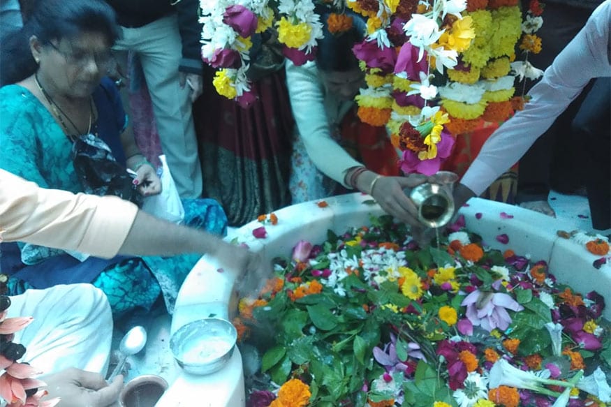 આવું કરવા પાછળનું કારણ એવું હોય છે કે ભગવાન શિવજી તેમની મનોકામના પૂરી કરે. ગત વર્ષે જેમની મનોકામના પૂરી થઈ હોય તેમજ જે લોકો પોતાની મનોકામના પૂરી થઈ હોય તે લોકો ભગવાન શિવને કરચલા ચઢાવે છે. આવું કરવા પાછળનું કારણ એવું હોય છે કે ભગવાન શિવજી તેમની મનોકામના પૂરી કરે. ગત વર્ષે જેમની મનોકામના પૂરી થઈ હોય તેમજ જે લોકો પોતાની મનોકામના પૂરી થઈ હોય તે લોકો ભગવાન શિવને કરચલા ચઢાવે છે.