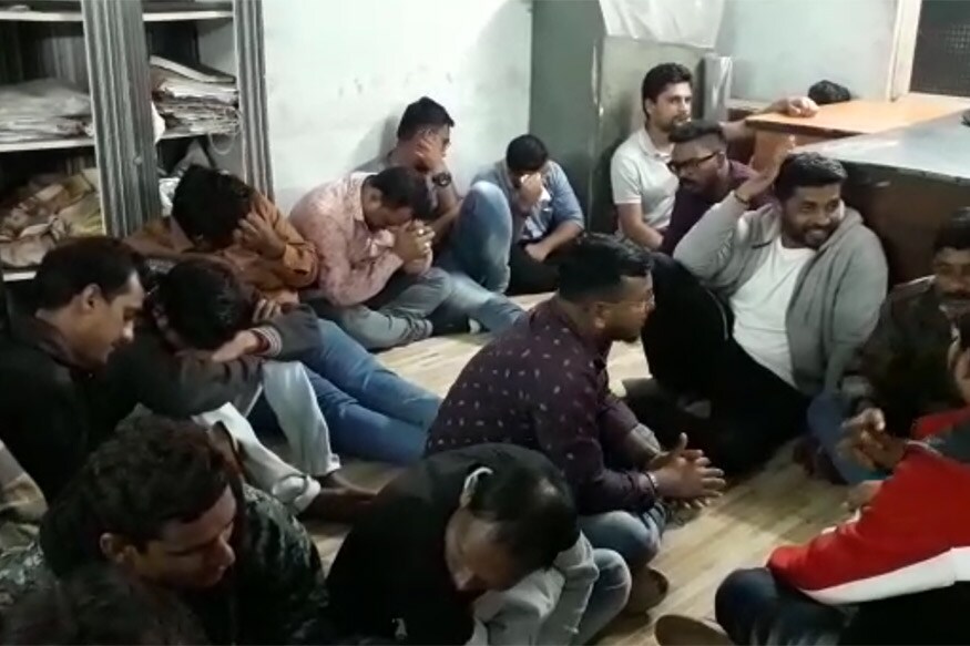 ભરતસિંહ વાઢેર, વલસાડ : દમણમાં થર્ટી ફસ્ટ અને નવા વર્ષની ઉજવણીની પાર્ટી કરીને પરત આવતા શોખીનોનું વલસાડ પોલીસે વિશેષ સ્વાગત કર્યું હતું. થર્ટી ફર્સ્ટની રાત્રે વલસાડ જિલ્લામાં પોલીસની વિશેષ ડ્રાઈવમાં 500થી વધુ પીધેલા પકડાયા હતા. વલસાડ જિલ્લા પોલીસે દમણમાંથી નશાની હાલતમાં ગુજરાતમાં પ્રવેશતા નશેડીઓને સબક શીખવવા પહેલેથી જ તૈયાર કરી લીધી હતી. પોલીસે પકડેલા પીધેલાઓથી જિલ્લાના પોલીસ સ્ટેશનો હાઉસફૂલ થઈ ગયા હતા. ભરતસિંહ વાઢેર, વલસાડ : દમણમાં થર્ટી ફસ્ટ અને નવા વર્ષની ઉજવણીની પાર્ટી કરીને પરત આવતા શોખીનોનું વલસાડ પોલીસે વિશેષ સ્વાગત કર્યું હતું. થર્ટી ફર્સ્ટની રાત્રે વલસાડ જિલ્લામાં પોલીસની વિશેષ ડ્રાઈવમાં 500થી વધુ પીધેલા પકડાયા હતા. વલસાડ જિલ્લા પોલીસે દમણમાંથી નશાની હાલતમાં ગુજરાતમાં પ્રવેશતા નશેડીઓને સબક શીખવવા પહેલેથી જ તૈયાર કરી લીધી હતી. પોલીસે પકડેલા પીધેલાઓથી જિલ્લાના પોલીસ સ્ટેશનો હાઉસફૂલ થઈ ગયા હતા.