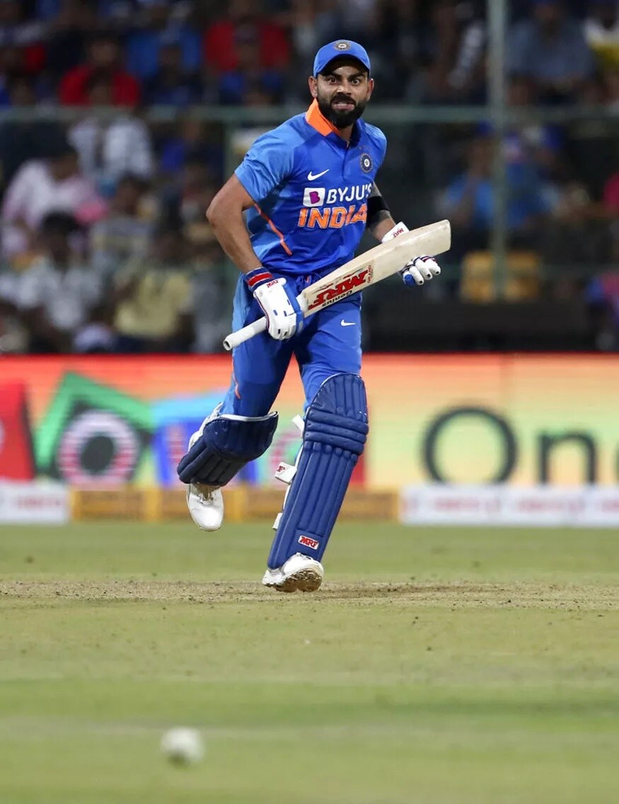 વિરાટ કોહલીએ બેંગ્લોર વન ડેમાં 89 રનની પારી રમી. આ સાથે તેમણે એમએસ ધોનીનો ભારતીય કપ્તાન તરીકે સૌથી વધારે રન બનાવવાનો આંતરરાષ્ટ્રીય રેકોર્ડ તોડી દીધો છે. હવે કોહલીના નામે 199 પારીમાં 66.71ની એવરેજથી 11208 રન થઈ ગયા છે. ધોનીએ કપ્તાન કરીતે 330 પારીમાં 46.89ની એવરેજથી 11207 રન બનાવ્યા. ત્રીજા નંબર પર મોહમ્મદ અઝહરુદ્દીન છે જેણે 230 પારીમાં 40.88ની એવરેજથી 8095 રન બનાવ્યા હતા. વિરાટ કોહલીએ બેંગ્લોર વન ડેમાં 89 રનની પારી રમી. આ સાથે તેમણે એમએસ ધોનીનો ભારતીય કપ્તાન તરીકે સૌથી વધારે રન બનાવવાનો આંતરરાષ્ટ્રીય રેકોર્ડ તોડી દીધો છે. હવે કોહલીના નામે 199 પારીમાં 66.71ની એવરેજથી 11208 રન થઈ ગયા છે. ધોનીએ કપ્તાન કરીતે 330 પારીમાં 46.89ની એવરેજથી 11207 રન બનાવ્યા. ત્રીજા નંબર પર મોહમ્મદ અઝહરુદ્દીન છે જેણે 230 પારીમાં 40.88ની એવરેજથી 8095 રન બનાવ્યા હતા.