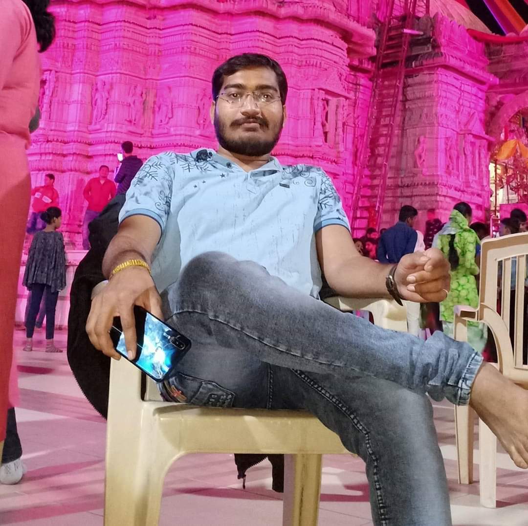 આ ઘટનાની મળતી વિગતો પ્રમાણે બોપલનાં સ્ટર્લિંગ સિટીમાં રહેતા મયંકગીરી નામનાં યુવકનાં વોટ્સએપ મેસેજ સરસપુરમાં રહેતા અલ્પેશ પટેલ નામના યુવકે તેની પત્નીના ફોનમાં જોયા હતા. જેથી અલ્પેશે ઉત્તરાયણની રાત્રે મયંકગીરીને ફોન કરી સ્ટર્લિંગ સિટીથી દોઢ કિલોમીટર દૂર બોલાવ્યો હતો. જ્યાં અલ્પેશ પટેલ તેના 3 સાગરિતોને લઇને આવ્યો હતો. આ લોકોએ સાથે મળીને મયંકગીરીને હાથ-પગ અને માથાના ભાગે લાકડીઓથી માર માર્યો હતો. ત્યારબાદ અલ્પેશ તેને કારમાં બેસાડી સ્ટર્લિંગ સિટીના ગેટ પાસે રાત્રે ફેંકી દીધો હતો. બુધવારે સવારે મયંકગીરીની લાશ મળી હતી. આ મામલે મૃતક યુવક મયંકગીરીના પિતાએ અલ્પેશ પટેલ સહિત ચાર સાગરિતો સામે હત્યાની ફરિયાદ નોંધાવી છે. (મૃતક યુવક મયંક ગોસ્વામીની ફાઇલ તસવીર) આ ઘટનાની મળતી વિગતો પ્રમાણે બોપલનાં સ્ટર્લિંગ સિટીમાં રહેતા મયંકગીરી નામનાં યુવકનાં વોટ્સએપ મેસેજ સરસપુરમાં રહેતા અલ્પેશ પટેલ નામના યુવકે તેની પત્નીના ફોનમાં જોયા હતા. જેથી અલ્પેશે ઉત્તરાયણની રાત્રે મયંકગીરીને ફોન કરી સ્ટર્લિંગ સિટીથી દોઢ કિલોમીટર દૂર બોલાવ્યો હતો. જ્યાં અલ્પેશ પટેલ તેના 3 સાગરિતોને લઇને આવ્યો હતો. આ લોકોએ સાથે મળીને મયંકગીરીને હાથ-પગ અને માથાના ભાગે લાકડીઓથી માર માર્યો હતો. ત્યારબાદ અલ્પેશ તેને કારમાં બેસાડી સ્ટર્લિંગ સિટીના ગેટ પાસે રાત્રે ફેંકી દીધો હતો. બુધવારે સવારે મયંકગીરીની લાશ મળી હતી. આ મામલે મૃતક યુવક મયંકગીરીના પિતાએ અલ્પેશ પટેલ સહિત ચાર સાગરિતો સામે હત્યાની ફરિયાદ નોંધાવી છે. (મૃતક યુવક મયંક ગોસ્વામીની ફાઇલ તસવીર)