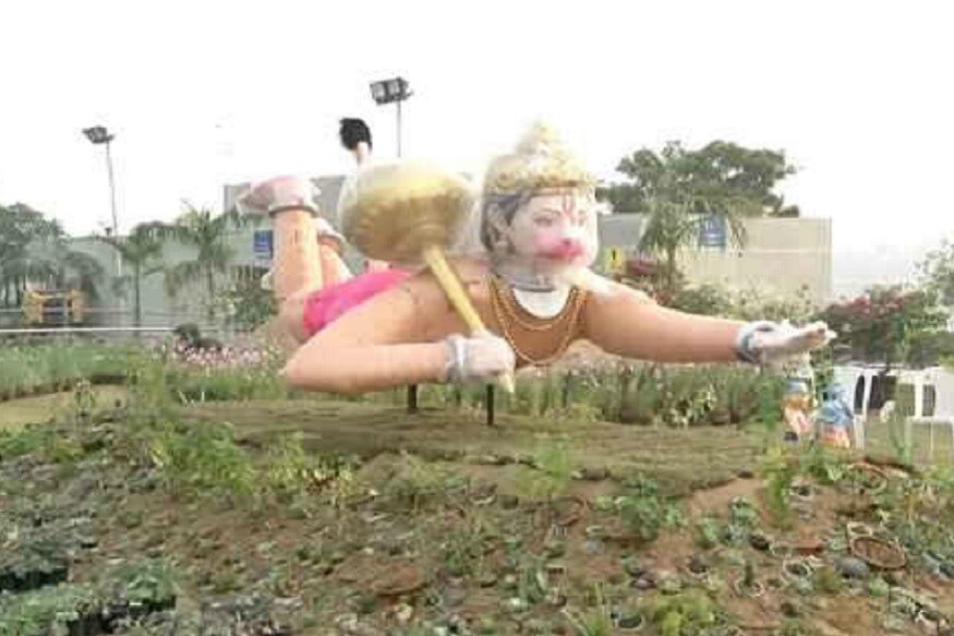 અમદાવાદ : અમદાવાદીઓ જેની રાહ જોતા હતા તેવો નવમાં ફલાવર શૉનું (Flower show) આયોજન 4થી 19મી જાન્યુઆરીથી દરમિયાન થશે. આ શોની એન્ટ્રી ફી (Entry fee) ગયા વર્ષે 10 રૂપિયા હતી પરંતુ આ વખતે તે વધીને 20 રૂપિયા કરી દેવામાં આવી છે. જ્યારે શનિ અને રવિવારે આ ફી 50 રૂપિયા ચુકવવી પડશે. 12 વર્ષથી નીચેના બાળકો, સિનિયર સિટિઝન અને વિક્લાંગો માટે ફ્રી એન્ટ્રી રાખવામાં આવી છે. ટિકિટ ફ્લાવર શૉ ઉપરાંત તમામ સિવિક સેન્ટરમાંથી પણ લઈ શકાય તેવી વ્યવસ્થા ગોઠવાઈ છે. અમદાવાદ : અમદાવાદીઓ જેની રાહ જોતા હતા તેવો નવમાં ફલાવર શૉનું (Flower show) આયોજન 4થી 19મી જાન્યુઆરીથી દરમિયાન થશે. આ શોની એન્ટ્રી ફી (Entry fee) ગયા વર્ષે 10 રૂપિયા હતી પરંતુ આ વખતે તે વધીને 20 રૂપિયા કરી દેવામાં આવી છે. જ્યારે શનિ અને રવિવારે આ ફી 50 રૂપિયા ચુકવવી પડશે. 12 વર્ષથી નીચેના બાળકો, સિનિયર સિટિઝન અને વિક્લાંગો માટે ફ્રી એન્ટ્રી રાખવામાં આવી છે. ટિકિટ ફ્લાવર શૉ ઉપરાંત તમામ સિવિક સેન્ટરમાંથી પણ લઈ શકાય તેવી વ્યવસ્થા ગોઠવાઈ છે.