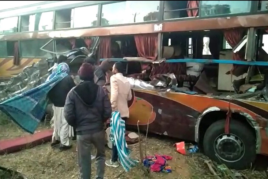 બનાસકાંઠા : ધાનેરાનાં સામરવાડા પાસે લક્ઝરી અને ડમ્પર વચ્ચે અકસ્માત થતા એક વ્યક્તિનું મોત નીપજ્યું છે. જ્યારે 10 મુસાફરો ઇજાગ્રસ્ત બન્યાં છે. ઇજાગ્રસ્તોને હાલ સારવાર માટે ધાનેરા રેફરલ હૉસ્પિટલ લઇ જવામાં આવ્યાં છે. આ અકસ્માત બાદ ડમ્પર ચાલક ડમ્પર સાથે ભાગી ગયો હતો. જે બાદ બસ રોડ પરથી ઉતરીને ઝાડીઓમાં અથડાઇ હતી. મહત્વનું છે કે, બસમાં સવાર લોકો અમદાવાદથી બાડમેર જઇ રહ્યાં હતાં. અકસ્માત થયાનાં બે કલાક બાદ સ્થાનિક પોલીસ ઘટના સ્થળે આવતા લોકોમાં રોષ ભભૂક્યો હતો. બનાસકાંઠા : ધાનેરાનાં સામરવાડા પાસે લક્ઝરી અને ડમ્પર વચ્ચે અકસ્માત થતા એક વ્યક્તિનું મોત નીપજ્યું છે. જ્યારે 10 મુસાફરો ઇજાગ્રસ્ત બન્યાં છે. ઇજાગ્રસ્તોને હાલ સારવાર માટે ધાનેરા રેફરલ હૉસ્પિટલ લઇ જવામાં આવ્યાં છે. આ અકસ્માત બાદ ડમ્પર ચાલક ડમ્પર સાથે ભાગી ગયો હતો. જે બાદ બસ રોડ પરથી ઉતરીને ઝાડીઓમાં અથડાઇ હતી. મહત્વનું છે કે, બસમાં સવાર લોકો અમદાવાદથી બાડમેર જઇ રહ્યાં હતાં. અકસ્માત થયાનાં બે કલાક બાદ સ્થાનિક પોલીસ ઘટના સ્થળે આવતા લોકોમાં રોષ ભભૂક્યો હતો.