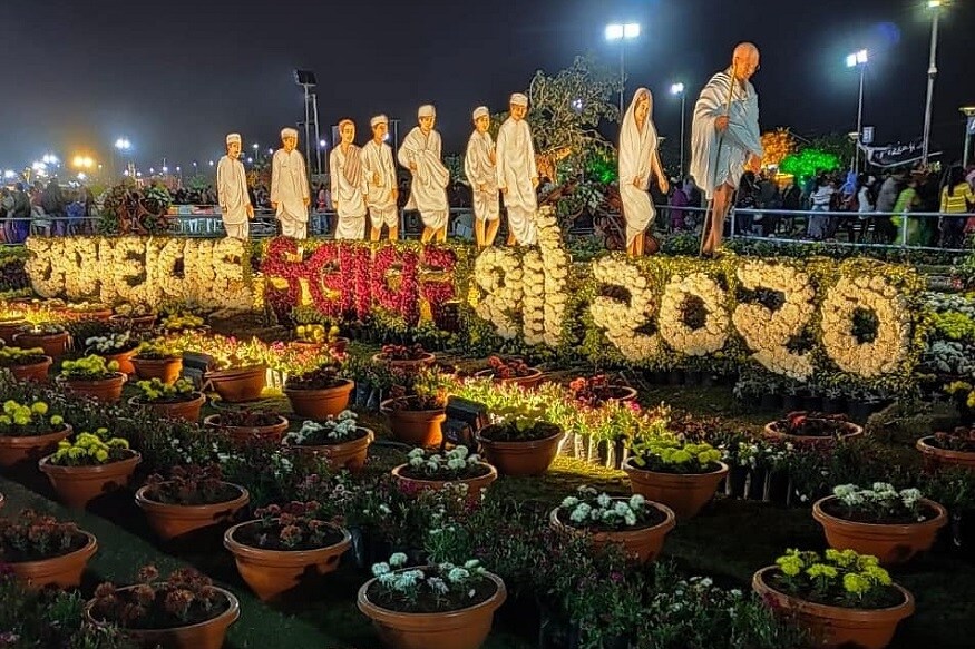 અમદાવાદ : આજે એટલે રવિવારે અમદાવાદમાં ચાલી રહેલા ફ્લાવર શૉનો (Ahmedabad Flower show) છેલ્લો દિવસ છે. આ અત્યાર સુધીમાં મ્યુનિ.ને આ થકી 1.66 કરોડ રૂપિયાની આવક થઇ છે. જ્યારે આ પાછળ તંત્રએ 2 કરોડ રૂપિયાનો ખર્ચ થયો હતો. આજે સાંજે રિવરફ્રન્ટ ખાતેનાં ફ્લાવર શોનું સોળમા દિવસે સમાપન થશે. ત્યારે મ્યુનિ. તંત્ર એવી આશા રાખી રહ્યું છે કે, સમાપનના દિવસે શહેરીઓ ખૂબ મોટી સંખ્યામાં ઊમટશે. આ માટે ખાસ વ્યવસ્થા તંત્ર પણ ગોઠવવામાં આવ્યું છે. અમદાવાદ : આજે એટલે રવિવારે અમદાવાદમાં ચાલી રહેલા ફ્લાવર શૉનો (Ahmedabad Flower show) છેલ્લો દિવસ છે. આ અત્યાર સુધીમાં મ્યુનિ.ને આ થકી 1.66 કરોડ રૂપિયાની આવક થઇ છે. જ્યારે આ પાછળ તંત્રએ 2 કરોડ રૂપિયાનો ખર્ચ થયો હતો. આજે સાંજે રિવરફ્રન્ટ ખાતેનાં ફ્લાવર શોનું સોળમા દિવસે સમાપન થશે. ત્યારે મ્યુનિ. તંત્ર એવી આશા રાખી રહ્યું છે કે, સમાપનના દિવસે શહેરીઓ ખૂબ મોટી સંખ્યામાં ઊમટશે. આ માટે ખાસ વ્યવસ્થા તંત્ર પણ ગોઠવવામાં આવ્યું છે.