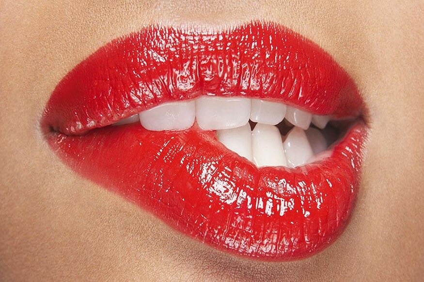 હોઠ (Lips) : જે મહિલાઓના હોઠ નાના હોય છે. તેનો સ્વભાવ સખ્ત કડક હોય છે. સાથે જ મહિલાઓના હોઠનો શેપ દિલ જેવો હોય તે મહિલા પર વિશ્વાસ કરી શકાય. હોઠ (Lips) : જે મહિલાઓના હોઠ નાના હોય છે. તેનો સ્વભાવ સખ્ત કડક હોય છે. સાથે જ મહિલાઓના હોઠનો શેપ દિલ જેવો હોય તે મહિલા પર વિશ્વાસ કરી શકાય.