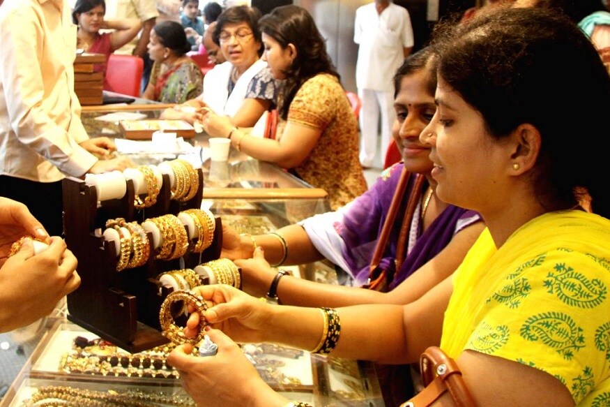 સોનાના ભાવ (Gold Price Today):- દિલ્હી સોના-ચાંદી બજારમાં (Delhi Gold silver market) 99.9 સોનાની કિંમતોમાં સતત બીજા દિવસે સુધારો આવ્યો છે. ગુરુવારે સોનાના ભાવ 40,418 રૂપિયા પ્રતિ 10 ગ્રામથી વધીને 40,458 રૂપિયા પ્રતિ 10 ગ્રામ ઉપર પહોંચ્યો છે. આ દરમિયાના સોના ભાવમાં રૂ. 43નો વધારો નોંધાયો હતો. દિલ્હી બજારમાં બુધવારે સોનાનો ભાવ રૂ. 40,185થી વધીને 40,441 રૂપિયા પ્રતિ 10 ગ્રામ રહ્યો હતો. સોનાના ભાવ (Gold Price Today):- દિલ્હી સોના-ચાંદી બજારમાં (Delhi Gold silver market) 99.9 સોનાની કિંમતોમાં સતત બીજા દિવસે સુધારો આવ્યો છે. ગુરુવારે સોનાના ભાવ 40,418 રૂપિયા પ્રતિ 10 ગ્રામથી વધીને 40,458 રૂપિયા પ્રતિ 10 ગ્રામ ઉપર પહોંચ્યો છે. આ દરમિયાના સોના ભાવમાં રૂ. 43નો વધારો નોંધાયો હતો. દિલ્હી બજારમાં બુધવારે સોનાનો ભાવ રૂ. 40,185થી વધીને 40,441 રૂપિયા પ્રતિ 10 ગ્રામ રહ્યો હતો.