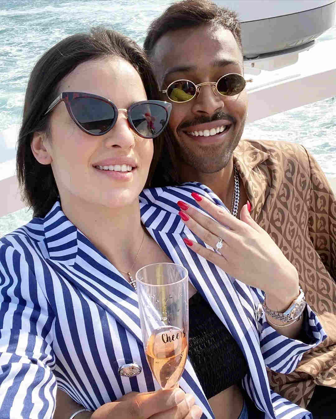 હાર્કિક પંડ્યા (Hardik Pandya)એ પોતાની ગર્લફ્રેન્ડ નતાશા સ્ટાનકોવિચ (Natasha Stankovic) સાથે સગાઈ કરી લીધી છે. તેણે મધદરિયા ફિલ્મી અંદાજમાં પોતાના આ ખાસ દિવસને યાદગાર બનાવી દીધો. હાર્કિક પંડ્યા (Hardik Pandya)એ પોતાની ગર્લફ્રેન્ડ નતાશા સ્ટાનકોવિચ (Natasha Stankovic) સાથે સગાઈ કરી લીધી છે. તેણે મધદરિયા ફિલ્મી અંદાજમાં પોતાના આ ખાસ દિવસને યાદગાર બનાવી દીધો.