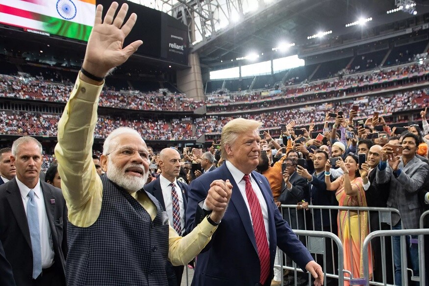 અમેરિકાનાં રાષ્ટ્રપતિ ડોનાલ્ડ ટ્ર્મ્પ ફેબ્રુઆરીમાં ભારત પ્રવાસે આવી રહ્યાં છે. હજી સુધી આ અંગે અધિકારીક તારીખો સામે આવી નથી. અમેરિકામાં આ વર્ષે રાષ્ટ્રપતિ પદ માટે પણ ચૂંટણી છે જેમા ટ્રમ્પ પણ ઉમેદવાર છે. મીડિયા રિપોર્ટ્સ પ્રમાણે, ટ્રમ્પ પોતાના ભારત પ્રવાસ દરમિયાન રાજ્યનાં અમદાવાદમાં સપ્ટેમ્બરમાં હ્યૂસ્ટનમાં આયોજિત Howdy, modi જેવો કાર્યક્રમ સંબોધિત કરી શકે છે. નોંધનીય છે કે, હાઉડી મોદીને પીએમ મોદીએ સંબોધિત કર્યો હતો જેમા ભારે સંખ્યામાં ભારતીય-અમેરિકા સમુદાયના લોકો ઉપસ્થિત રહ્યાં હતાં. અમેરિકાનાં રાષ્ટ્રપતિ ડોનાલ્ડ ટ્ર્મ્પ ફેબ્રુઆરીમાં ભારત પ્રવાસે આવી રહ્યાં છે. હજી સુધી આ અંગે અધિકારીક તારીખો સામે આવી નથી. અમેરિકામાં આ વર્ષે રાષ્ટ્રપતિ પદ માટે પણ ચૂંટણી છે જેમા ટ્રમ્પ પણ ઉમેદવાર છે. મીડિયા રિપોર્ટ્સ પ્રમાણે, ટ્રમ્પ પોતાના ભારત પ્રવાસ દરમિયાન રાજ્યનાં અમદાવાદમાં સપ્ટેમ્બરમાં હ્યૂસ્ટનમાં આયોજિત Howdy, modi જેવો કાર્યક્રમ સંબોધિત કરી શકે છે. નોંધનીય છે કે, હાઉડી મોદીને પીએમ મોદીએ સંબોધિત કર્યો હતો જેમા ભારે સંખ્યામાં ભારતીય-અમેરિકા સમુદાયના લોકો ઉપસ્થિત રહ્યાં હતાં.