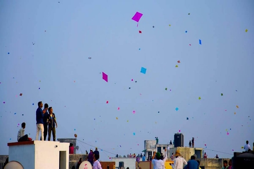 અમદાવાદઃ ઉત્તરાયણને (Uttarayan) ગણતરીના દિવસ બાકી છે.અને પતંગ રસિયાઓ (kite lovers) તૈયારીઓ કરી રહ્યા છે.પણ ઉત્તરાયણમાં પવન કેવો રહેશે. તેની રાહ જોતા હોય છે. તો પતંગ રસિયાઓ માટે ખૂબ જ સારા સમાચાર છે કે પવનની દિશા છે તે ઉત્તર તરફની રહેશે અને 15થી 20 કિલોમીટરની ઝડપે પવન ફૂંકાશે. એટલે પવનની ગતિ મધ્યમ રહશે. (પ્રતિકાત્મક તસવીર) (વિભુ પટેલ, અમદાવાદ) અમદાવાદઃ ઉત્તરાયણને (Uttarayan) ગણતરીના દિવસ બાકી છે.અને પતંગ રસિયાઓ (kite lovers) તૈયારીઓ કરી રહ્યા છે.પણ ઉત્તરાયણમાં પવન કેવો રહેશે. તેની રાહ જોતા હોય છે. તો પતંગ રસિયાઓ માટે ખૂબ જ સારા સમાચાર છે કે પવનની દિશા છે તે ઉત્તર તરફની રહેશે અને 15થી 20 કિલોમીટરની ઝડપે પવન ફૂંકાશે. એટલે પવનની ગતિ મધ્યમ રહશે. (પ્રતિકાત્મક તસવીર) (વિભુ પટેલ, અમદાવાદ)