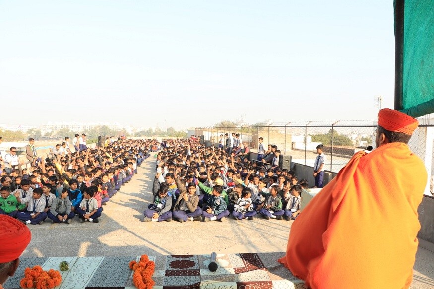 શ્રી સ્વામિનારાયણ મંદિર-કુમકુમ- મણિનગર દ્રારા મહંત શાસ્ત્રી આનંદપ્રિયદાસજી સ્વામીની પ્રેરણાથી ઈસનપુર વિસ્તારમાં આવેલી શ્રી મુકતજીવન વિદ્યાલયમાં સંતો દ્રારા વિદ્યાર્થીઓને જીવનમાં કેવી રીતે સફળતા પ્રાપ્ત કરવી? તે વિષય ઉપર પ્રવચન યોજવામાં આવ્યું હતું. આ પ્રસંગે શાળાના ૧૧૧૧ વિદ્યાર્થીઓ, શિક્ષણગણ અને ટ્રસ્ટીઓ ઉપસ્થિત રહયા હતા. શ્રી સ્વામિનારાયણ મંદિર-કુમકુમ- મણિનગર દ્રારા મહંત શાસ્ત્રી આનંદપ્રિયદાસજી સ્વામીની પ્રેરણાથી ઈસનપુર વિસ્તારમાં આવેલી શ્રી મુકતજીવન વિદ્યાલયમાં સંતો દ્રારા વિદ્યાર્થીઓને જીવનમાં કેવી રીતે સફળતા પ્રાપ્ત કરવી? તે વિષય ઉપર પ્રવચન યોજવામાં આવ્યું હતું. આ પ્રસંગે શાળાના ૧૧૧૧ વિદ્યાર્થીઓ, શિક્ષણગણ અને ટ્રસ્ટીઓ ઉપસ્થિત રહયા હતા.