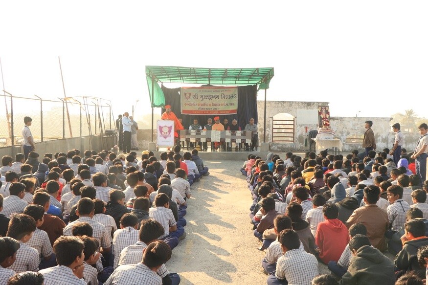 કુમકમ મંદિરના સાધુ પ્રેમવત્સલદાસજી એ વિદ્યાર્થીઓએ જીવનમાં સફળતા પ્રાપ્ત કરવા શું કરવું જોઈએ એ અંગે પ્રવચન આપતાં જણાવ્યું હતું કે, આ દુનિયાની અંદર માણસ જે ધારે તે કરી શકે છે, જે માણસ જીવનમાં સમયનું મહત્વ સમજે છે, જે સમયને સાચવે છે, તે માણસ જીવનમાં સફળ થઈ શકે છે. સમય એ તો સોનું છે, એટલે કે, સોનું જેમ મૂલ્યવાન છે, તેવી જ રીતે સમયપણ મૂલ્યવાન છે. તેને વેડફાય નહી. તેથી સમય વેડફી ન નાંખતા, સમયનો સોનાની જેમ ઉપયોગ કરીને ભણવું જોઈએ. જો તમે સમયને સાચવશો, તો તમે જે ધારશો તે બની શકશો, તેથી જ કહયું છે કે,<br />*ફૂલના જેવી સુંગધો રોજ ફેલાવી શકે;<br />માનવી ધારે તો અહીંયા સ્વર્ગ સજાવી શકે.* કુમકમ મંદિરના સાધુ પ્રેમવત્સલદાસજી એ વિદ્યાર્થીઓએ જીવનમાં સફળતા પ્રાપ્ત કરવા શું કરવું જોઈએ એ અંગે પ્રવચન આપતાં જણાવ્યું હતું કે, આ દુનિયાની અંદર માણસ જે ધારે તે કરી શકે છે, જે માણસ જીવનમાં સમયનું મહત્વ સમજે છે, જે સમયને સાચવે છે, તે માણસ જીવનમાં સફળ થઈ શકે છે. સમય એ તો સોનું છે, એટલે કે, સોનું જેમ મૂલ્યવાન છે, તેવી જ રીતે સમયપણ મૂલ્યવાન છે. તેને વેડફાય નહી. તેથી સમય વેડફી ન નાંખતા, સમયનો સોનાની જેમ ઉપયોગ કરીને ભણવું જોઈએ. જો તમે સમયને સાચવશો, તો તમે જે ધારશો તે બની શકશો, તેથી જ કહયું છે કે,<br />*ફૂલના જેવી સુંગધો રોજ ફેલાવી શકે;<br />માનવી ધારે તો અહીંયા સ્વર્ગ સજાવી શકે.*