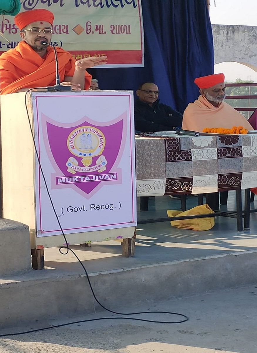 હંમેશા જીવનમાં જો કોઈપણ ક્ષેત્રમાં આગળ વધવું હશે તો ઉંચો ધ્યેય રાખવો જ પડશે. જીવનમાં શ્રેષ્ઠ ગોલ નકકી કરવો જ પડશે. જેના જીવનમાં કોઈ ધ્યેય નહી હોય, કોઈ સપનું નહી હોય તે માણસ આળસુ બની જશે. જીંદગી માંડ - માંડ પૂરી કરતો હશે. એ માણસ જીવ્યો તોય શું અને ના જીવ્યો તોય શું. આપણે આપણી જીંદગી કેવી બનાવવી છે તે આપણા હાથમાં છે. આપણે ઉંચા સપનાં જોઈશું, પ્રચંડ પુરુષાર્થ કરીશું તો શ્રી સ્વામિનારાયણ ભગવાન આપણને સફળતા અવશ્ય અપવાશે જ. પરંતુ આપણે સપનાં જોતા નથી, જીવનનો ધ્યેય નકકી નથી કરતા માટે સફળ થતા નથી. તેથી જીવનમાં ઉંચો ધ્યેય રાખવાની જરૂર છે. હંમેશા જીવનમાં જો કોઈપણ ક્ષેત્રમાં આગળ વધવું હશે તો ઉંચો ધ્યેય રાખવો જ પડશે. જીવનમાં શ્રેષ્ઠ ગોલ નકકી કરવો જ પડશે. જેના જીવનમાં કોઈ ધ્યેય નહી હોય, કોઈ સપનું નહી હોય તે માણસ આળસુ બની જશે. જીંદગી માંડ - માંડ પૂરી કરતો હશે. એ માણસ જીવ્યો તોય શું અને ના જીવ્યો તોય શું. આપણે આપણી જીંદગી કેવી બનાવવી છે તે આપણા હાથમાં છે. આપણે ઉંચા સપનાં જોઈશું, પ્રચંડ પુરુષાર્થ કરીશું તો શ્રી સ્વામિનારાયણ ભગવાન આપણને સફળતા અવશ્ય અપવાશે જ. પરંતુ આપણે સપનાં જોતા નથી, જીવનનો ધ્યેય નકકી નથી કરતા માટે સફળ થતા નથી. તેથી જીવનમાં ઉંચો ધ્યેય રાખવાની જરૂર છે.