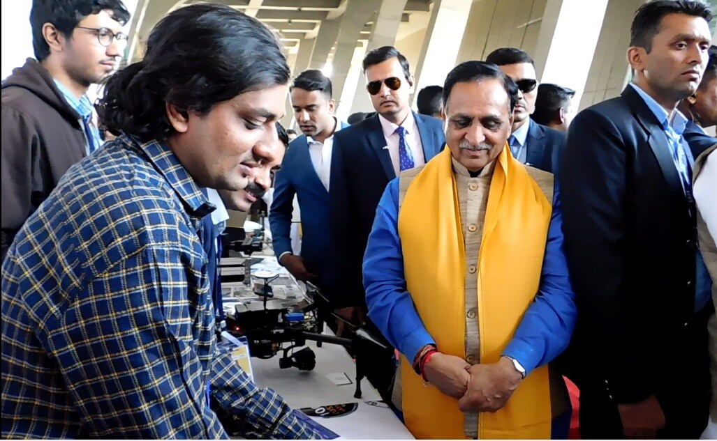 હવે આ મશીન શુ છે અને તે કેવી રીતે ઉંદરો ભગવવામાં કારગત નીવડે છે તે જાણવું પણ ખૂબ રસપ્રદ છે. આ ઇનોવેશન છે ઉંદર ભગાવવાનું મશીન. એક એવું મશીન જેમાં 300 પ્રકારનાં રસેલ વાઈપરનાં સાઉન્ડ ફ્રિકવનસી ફિટ છે. આ ફ્રિકવનસી ઓટોમેટિક ચેન્જ થયા કરે છે. તેમાં ફિટ સાઉન્ડથી ઉંદર ઇરિટેટ થઈ જાય છે અને તે જગ્યાથી દૂર ભાગે છે. જીટીયુમાં સ્ટાર્ટ અપ ઇનોવેટર ભરત પરમાર જણાવે છે કે, વિશ્વમાં 80 ટકા શોટસર્કિટ અને આગની ઘટના પાછળ ઉંદર જવાબદાર હોય છે. ઓફિસ, ગોડાઉન, ફેકટરી, હોટેલ, દુકાનો માં ઉંદરો નો ત્રાસ વધુ હોય છે અને ઉંદરો ઇલેક્ટ્રિક વાયરો કોતરી નાખે છે જેથી શૉર્ટ સર્કિટ ની ઘટનાઓ બને છે. હાલમાં સુરતમાં એક બિલ્ડીંગ માં લાગેલી આગ પાછળ પણ ઉંદરો કારણભૂત હોવાનો દાવો ભરત પરમારે કર્યો છે. તે કહે છે કે આ બિલ્ડગ માં મોટી માત્રામાં કાપડ હતુ. આવા મોટા બિલ્ડીંગ માં પાઇપ વડે ઉપર ચઢી જાય છે અને વાયરો કોતરી નાખે છે. હવે આ મશીન શુ છે અને તે કેવી રીતે ઉંદરો ભગવવામાં કારગત નીવડે છે તે જાણવું પણ ખૂબ રસપ્રદ છે. આ ઇનોવેશન છે ઉંદર ભગાવવાનું મશીન. એક એવું મશીન જેમાં 300 પ્રકારનાં રસેલ વાઈપરનાં સાઉન્ડ ફ્રિકવનસી ફિટ છે. આ ફ્રિકવનસી ઓટોમેટિક ચેન્જ થયા કરે છે. તેમાં ફિટ સાઉન્ડથી ઉંદર ઇરિટેટ થઈ જાય છે અને તે જગ્યાથી દૂર ભાગે છે. જીટીયુમાં સ્ટાર્ટ અપ ઇનોવેટર ભરત પરમાર જણાવે છે કે, વિશ્વમાં 80 ટકા શોટસર્કિટ અને આગની ઘટના પાછળ ઉંદર જવાબદાર હોય છે. ઓફિસ, ગોડાઉન, ફેકટરી, હોટેલ, દુકાનો માં ઉંદરો નો ત્રાસ વધુ હોય છે અને ઉંદરો ઇલેક્ટ્રિક વાયરો કોતરી નાખે છે જેથી શૉર્ટ સર્કિટ ની ઘટનાઓ બને છે. હાલમાં સુરતમાં એક બિલ્ડીંગ માં લાગેલી આગ પાછળ પણ ઉંદરો કારણભૂત હોવાનો દાવો ભરત પરમારે કર્યો છે. તે કહે છે કે આ બિલ્ડગ માં મોટી માત્રામાં કાપડ હતુ. આવા મોટા બિલ્ડીંગ માં પાઇપ વડે ઉપર ચઢી જાય છે અને વાયરો કોતરી નાખે છે.