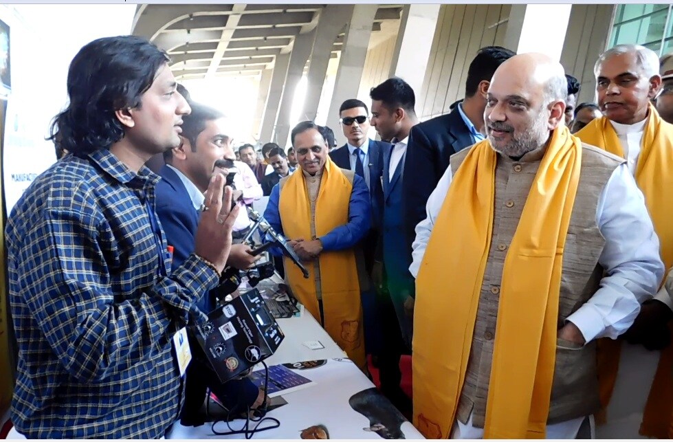 કાર માં આગ લાગવાની ઘટનાઓ પાછળ પણ ઉંદરો કારણ ભૂત હોય છે. જેના કારણે મોંઘીદાટ કારના માલિકોએ પણ ઉંદર ભગાડવા માટે આ મશીન વસાવ્યું છે. ભરત પરમાર જણાવે છે કે, વર્ષ 2018માં તેણે આ ઇનોવેશન લોન્ચ કર્યું હતું. અત્યાર સુધીમાં તેના 250 કસ્ટમર છે. તે કહે છે કે,મશીનમાં ફિટ સાઉન્ડ ફ્રિકવનસી માત્ર ઉંદરો ને જ અસર કરે છે.મનુષ્ય પર તેની કોઈ અસર થતી નથી. તે કહે છે કે થોડા સમય અગાઉ આયોજિત એક સ્ટાર્ટઅપ એન્ડ ઇનોવેશન એક્સઝીબિશનમાં તેનું આ ઇનોવેશન નિહાળીને દેશના ગૃહમંત્રી અમિતશાહ પણ પ્રભાવિત થયા હતા. કાર માં આગ લાગવાની ઘટનાઓ પાછળ પણ ઉંદરો કારણ ભૂત હોય છે. જેના કારણે મોંઘીદાટ કારના માલિકોએ પણ ઉંદર ભગાડવા માટે આ મશીન વસાવ્યું છે. ભરત પરમાર જણાવે છે કે, વર્ષ 2018માં તેણે આ ઇનોવેશન લોન્ચ કર્યું હતું. અત્યાર સુધીમાં તેના 250 કસ્ટમર છે. તે કહે છે કે,મશીનમાં ફિટ સાઉન્ડ ફ્રિકવનસી માત્ર ઉંદરો ને જ અસર કરે છે.મનુષ્ય પર તેની કોઈ અસર થતી નથી. તે કહે છે કે થોડા સમય અગાઉ આયોજિત એક સ્ટાર્ટઅપ એન્ડ ઇનોવેશન એક્સઝીબિશનમાં તેનું આ ઇનોવેશન નિહાળીને દેશના ગૃહમંત્રી અમિતશાહ પણ પ્રભાવિત થયા હતા.