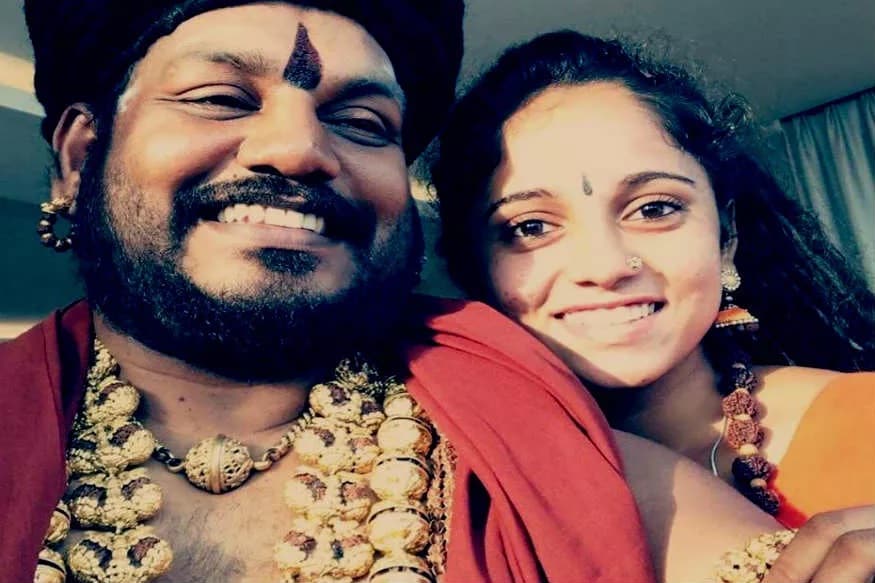 બ્લૂ કોર્નર નોટિસ જાહેર : ઇન્ટરપોલે વિવાદાસ્પદ બાબા નિત્યાનંદ વિશે જાણકારી મેળવવા માટે બ્લૂ કોર્નર નોટિસ જાહેર કરી છે. નિત્યાનંદ અમદાવાદમાં આવેલા પોતાના આશ્રમમાં રહેનારી ત્રણ યુવતીઓ સાથે ખોટી રીતે બંધક બનાવવા અને તેમના અપહરણનો મામલો નોંધાયા બાદ ગયા વર્ષે નવેમ્બરમાં દેશથી ભાગી ગયો હતો. બ્લૂ કોર્નર નોટિસ જાહેર : ઇન્ટરપોલે વિવાદાસ્પદ બાબા નિત્યાનંદ વિશે જાણકારી મેળવવા માટે બ્લૂ કોર્નર નોટિસ જાહેર કરી છે. નિત્યાનંદ અમદાવાદમાં આવેલા પોતાના આશ્રમમાં રહેનારી ત્રણ યુવતીઓ સાથે ખોટી રીતે બંધક બનાવવા અને તેમના અપહરણનો મામલો નોંધાયા બાદ ગયા વર્ષે નવેમ્બરમાં દેશથી ભાગી ગયો હતો.