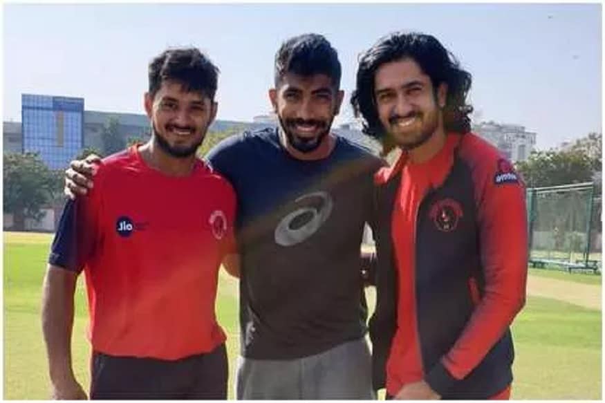 કોલકાતા : કહેવાય છે કે જો બૅટ્સમેન રન બનાવે તો તેના ટેલેન્ટની કદર થાય છે અને તેમને જરુર ટીમ ઇન્ડિયા કે આઈપીએલ જેવા મોટા મંચ પર રમવાની તક મળે છે. જોકે આ વાત ગુજરાતના બૅટ્સમેન પ્રિયાંક પંચાલ(Priyank Panchal) પર ફિટ બેસતી નથી. પ્રિયાંક 2014-15ની સિઝનથી રન બનાવી રહ્યો છે આમ છતા તેને ટીમ ઇન્ડિયામાં સ્થાન પણ મળતું નથી અને આઇપીએલ ફ્રેન્ચાઇઝી પર તેના ઉપર દાવ લગાવતી નથી. જોકે ગુજરાતનો આ બૅટ્સમેન હિંમત હાર્યો નથી. ઇન્ડિયા-એ ટીમમાં સમાવેશ થયા પછી પ્રિયાંકને ભારતીય ટેસ્ટ ટીમમાં સ્થાન બનાવવાની આશા છે. કોલકાતા : કહેવાય છે કે જો બૅટ્સમેન રન બનાવે તો તેના ટેલેન્ટની કદર થાય છે અને તેમને જરુર ટીમ ઇન્ડિયા કે આઈપીએલ જેવા મોટા મંચ પર રમવાની તક મળે છે. જોકે આ વાત ગુજરાતના બૅટ્સમેન પ્રિયાંક પંચાલ(Priyank Panchal) પર ફિટ બેસતી નથી. પ્રિયાંક 2014-15ની સિઝનથી રન બનાવી રહ્યો છે આમ છતા તેને ટીમ ઇન્ડિયામાં સ્થાન પણ મળતું નથી અને આઇપીએલ ફ્રેન્ચાઇઝી પર તેના ઉપર દાવ લગાવતી નથી. જોકે ગુજરાતનો આ બૅટ્સમેન હિંમત હાર્યો નથી. ઇન્ડિયા-એ ટીમમાં સમાવેશ થયા પછી પ્રિયાંકને ભારતીય ટેસ્ટ ટીમમાં સ્થાન બનાવવાની આશા છે.