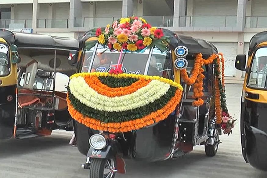 કેતન પટેલ, બારડોલી: બારડોલીમાં પટેલ પરિવારના એન.આર.આઈ દીકરાની જાન રીક્ષામાં પહોંચી, ગ્રામજનોને ફૂલોથી શણગારેલી બસમાં જયારે પરિવારના સભ્યો ૧૨ રીક્ષામાં લગ્ન મંડપમાં પહોંચ્યા હતા. પરિવારની સમાજલક્ષી પહેલથી રીક્ષા ચાલકોને રોજગાર મળ્યો અને સાદગીથી લગ્ન થાય એવો મેસેજ સમાજને આપ્યો. કેતન પટેલ, બારડોલી: બારડોલીમાં પટેલ પરિવારના એન.આર.આઈ દીકરાની જાન રીક્ષામાં પહોંચી, ગ્રામજનોને ફૂલોથી શણગારેલી બસમાં જયારે પરિવારના સભ્યો ૧૨ રીક્ષામાં લગ્ન મંડપમાં પહોંચ્યા હતા. પરિવારની સમાજલક્ષી પહેલથી રીક્ષા ચાલકોને રોજગાર મળ્યો અને સાદગીથી લગ્ન થાય એવો મેસેજ સમાજને આપ્યો.