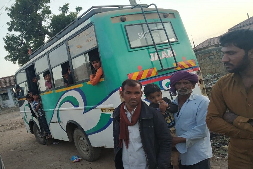 મળતી માહિતી પ્રમાણે હળવદના ઢવાણા ગામમાં જયપાલ નામનો વિદ્યાર્થી નવનિર્માણ શાળામાં પાંચમાં ધોરણાં અભ્યાસ કરતો હતો. આજે ગુરુવારે સ્કૂલ જવતા સમયે સ્કૂલ બસમાં જવા માટે નીકળ્યો હતો. જ્યારે બસ ઘનશ્યામપુર ગામે ઉભી રહી હતી ત્યારે જયપાલ નાસ્તો લેવા માટે ઉતર્યો હતો. મળતી માહિતી પ્રમાણે હળવદના ઢવાણા ગામમાં જયપાલ નામનો વિદ્યાર્થી નવનિર્માણ શાળામાં પાંચમાં ધોરણાં અભ્યાસ કરતો હતો. આજે ગુરુવારે સ્કૂલ જવતા સમયે સ્કૂલ બસમાં જવા માટે નીકળ્યો હતો. જ્યારે બસ ઘનશ્યામપુર ગામે ઉભી રહી હતી ત્યારે જયપાલ નાસ્તો લેવા માટે ઉતર્યો હતો.