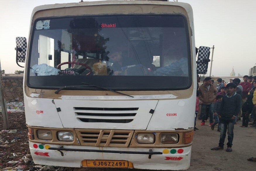 જ્યારે નાસ્તો લઈને જયપાલ સ્કૂલબસમાં ચડવા માટે જતો હતો ત્યારે બસના ડ્રાઈવરે ઉતાવળ કરી અને બસ હંકારી હતી. જ્યારે નાસ્તો લઈને જયપાલ સ્કૂલબસમાં ચડવા માટે જતો હતો ત્યારે બસના ડ્રાઈવરે ઉતાવળ કરી અને બસ હંકારી હતી.