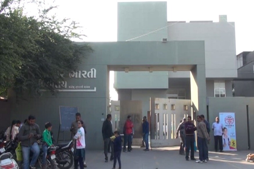બોર્ડની પરીક્ષા માટે વિદ્યાર્થીઓ અને વાલીઓ માટે ચેતવણીરૂપ કિસ્સો સુરતમાંથી સામે આવ્યો છે. સુરતમાં પ્રિલિમનરી પરીક્ષામાં ગુજરાતી પેપર ખરાબ જવાને કારણે માનસિક તણાવમાં આવીને ધોરણ 10ની વિદ્યાર્થિનીએ ગળેફાંસો ખાઈ આપઘાત કરી લીધો છે. બોર્ડની પરીક્ષા માટે વિદ્યાર્થીઓ અને વાલીઓ માટે ચેતવણીરૂપ કિસ્સો સુરતમાંથી સામે આવ્યો છે. સુરતમાં પ્રિલિમનરી પરીક્ષામાં ગુજરાતી પેપર ખરાબ જવાને કારણે માનસિક તણાવમાં આવીને ધોરણ 10ની વિદ્યાર્થિનીએ ગળેફાંસો ખાઈ આપઘાત કરી લીધો છે.