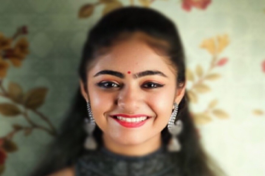 પ્રજ્ઞેશ વ્યાસ, સુરત : ધોરણ 10 અને 12ની બોર્ડની પરીક્ષાને હજુ એક મહિના કરતા વધારે સમય બાકી છે. ત્યારે સુરતમાં એક ધોરણ 10ની વિદ્યાર્થીનીએ આપઘાત કરી લીધો હોવાનો ચોકાવનારો કિસ્સો સામે આવ્યો છે. આ કિસ્સા પરથી એક સાબીત થાય છે કે બોર્ડની પરીક્ષાનું વિદ્યાર્થીઓ પર કેટલું દબાણ હોય છે. આ વિદ્યર્થિનીની સ્કુલમાં લેવામાં આવેલી પરીક્ષામાં પેપર સારૂ નહિ જતા તેણે આ પગલું ભર્યું છે. પ્રજ્ઞેશ વ્યાસ, સુરત : ધોરણ 10 અને 12ની બોર્ડની પરીક્ષાને હજુ એક મહિના કરતા વધારે સમય બાકી છે. ત્યારે સુરતમાં એક ધોરણ 10ની વિદ્યાર્થીનીએ આપઘાત કરી લીધો હોવાનો ચોકાવનારો કિસ્સો સામે આવ્યો છે. આ કિસ્સા પરથી એક સાબીત થાય છે કે બોર્ડની પરીક્ષાનું વિદ્યાર્થીઓ પર કેટલું દબાણ હોય છે. આ વિદ્યર્થિનીની સ્કુલમાં લેવામાં આવેલી પરીક્ષામાં પેપર સારૂ નહિ જતા તેણે આ પગલું ભર્યું છે.
