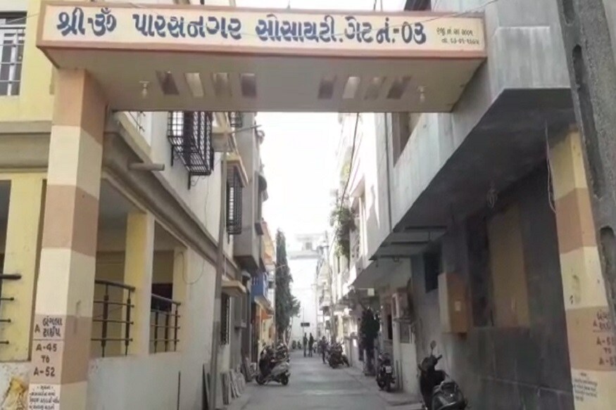 સુરતના અડાજણમાં રહેતી 15 વર્ષીય હીર મોઢિયા ધોરણ 10માં અભ્યાસ કરતી હતી. હાલ તેની સ્કૂલ સંસ્કાર ભારતીમાં પ્રિલિમનરી પરીક્ષાઓ ચાલતી હતી. આ પરીક્ષામાં 29 જાન્યુઆરીએ હીરનું ગુજરાતીનું પેપર ખરાબ ગયું હતું. પેપર ખરાબ જવાને કારણે તે સતત ચિંતામાં રહેતી હતી. જોકે 30 જાન્યુઆરીએ ગણિતનું પેપર સારું ગયું હતું. અને આજના પેપરની તે તૈયારીઓ કરતી હતી. ત્યારે ગુરુવારે સાંજે હીરની માતા ઘરવખરી લેવા માટે બહાર ગઈ હતી. તેવામાં જ હીરે હોલમાં જ પંખા સાથે દુપટ્ટો બાંધીને પોતાનું જીવન ટૂંકાવી દીધું હતું. ત્યારે બોર્ડની પરીક્ષા પહેલાં જ ધોરણ 10ની વિદ્યાર્થિનીએ આપઘાત કરી લેતાં ચકચાર મચી જવા પામી છે. સુરતના અડાજણમાં રહેતી 15 વર્ષીય હીર મોઢિયા ધોરણ 10માં અભ્યાસ કરતી હતી. હાલ તેની સ્કૂલ સંસ્કાર ભારતીમાં પ્રિલિમનરી પરીક્ષાઓ ચાલતી હતી. આ પરીક્ષામાં 29 જાન્યુઆરીએ હીરનું ગુજરાતીનું પેપર ખરાબ ગયું હતું. પેપર ખરાબ જવાને કારણે તે સતત ચિંતામાં રહેતી હતી. જોકે 30 જાન્યુઆરીએ ગણિતનું પેપર સારું ગયું હતું. અને આજના પેપરની તે તૈયારીઓ કરતી હતી. ત્યારે ગુરુવારે સાંજે હીરની માતા ઘરવખરી લેવા માટે બહાર ગઈ હતી. તેવામાં જ હીરે હોલમાં જ પંખા સાથે દુપટ્ટો બાંધીને પોતાનું જીવન ટૂંકાવી દીધું હતું. ત્યારે બોર્ડની પરીક્ષા પહેલાં જ ધોરણ 10ની વિદ્યાર્થિનીએ આપઘાત કરી લેતાં ચકચાર મચી જવા પામી છે.