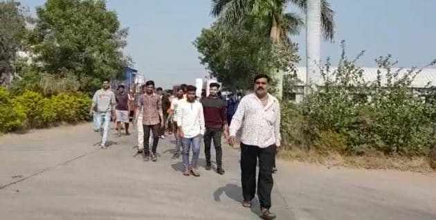 પાદરાના ગવાસદ ગામે આવેલી એમ્સ ઓક્સિજન કંપનીમાં બ્લાસ્ટ થયો હતો. આ બ્લાસ્ટને કારણે સાતથી આઠ મજૂરોને ઈજાઓ પહોંચી હતી. અને આ તમામ મજૂરોને સારવાર અર્થે હોસ્પિટલ ખસેડવામાં આવ્યા છે. ઓક્સિજનનો બાટલો ફાટ્યો હોવાને કારણે પ્રચંડ બ્લાસ્ટ થયો હતો. અને બ્લાસ્ટ બાદ કંપનીમાં આગ લાગી ગઈ હતી. બ્લાસ્ટને કારણે કંપનીમાં કામ કરી રહેલાં લોકોમાં અફરાતફરીનો માહોલ સર્જાયો હતો. તો ગવાસદ ગામમાં પણ ફફડાડનો માહોલ ફેલાઈ ગયો હતો. પાદરાના ગવાસદ ગામે આવેલી એમ્સ ઓક્સિજન કંપનીમાં બ્લાસ્ટ થયો હતો. આ બ્લાસ્ટને કારણે સાતથી આઠ મજૂરોને ઈજાઓ પહોંચી હતી. અને આ તમામ મજૂરોને સારવાર અર્થે હોસ્પિટલ ખસેડવામાં આવ્યા છે. ઓક્સિજનનો બાટલો ફાટ્યો હોવાને કારણે પ્રચંડ બ્લાસ્ટ થયો હતો. અને બ્લાસ્ટ બાદ કંપનીમાં આગ લાગી ગઈ હતી. બ્લાસ્ટને કારણે કંપનીમાં કામ કરી રહેલાં લોકોમાં અફરાતફરીનો માહોલ સર્જાયો હતો. તો ગવાસદ ગામમાં પણ ફફડાડનો માહોલ ફેલાઈ ગયો હતો.
