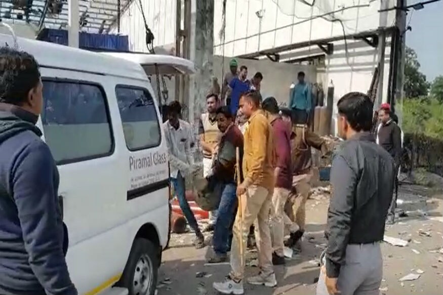 વડોદરા : વડોદરાના પાદરામાં આવેલા ઔદ્યોગિક વિસ્તારમાં આવેલી એમ્સ ઑક્સિજન કંપનીમાં આજે સવારે મોટો ધડાકો થયો હતો. ઑક્સિજન કંપનીમાં બ્લાસ્ટ થતાં અકસ્માતમાં છ વ્યક્તિએ જીવ ગુમાવ્યા છે. આજે સવારે ઑક્સિજન કંપનીમાં કર્મચારીઓ કામ કરી રહ્યા હતા ત્યારે ધડાકો થતા ધરા ધ્રૂજી ઉઠી હતી. આ આ અકસ્માતમાં આઠથી વધુ કર્મચારીઓ ઇજાગ્રસ્ત થયા છે. જોકે, કંપની દ્વારા સત્તાવાર રીતે ઇજાગ્રસ્તો અને ઘાયલોની માહિતી આપવામાં આવી નથી. વડોદરા : વડોદરાના પાદરામાં આવેલા ઔદ્યોગિક વિસ્તારમાં આવેલી એમ્સ ઑક્સિજન કંપનીમાં આજે સવારે મોટો ધડાકો થયો હતો. ઑક્સિજન કંપનીમાં બ્લાસ્ટ થતાં અકસ્માતમાં છ વ્યક્તિએ જીવ ગુમાવ્યા છે. આજે સવારે ઑક્સિજન કંપનીમાં કર્મચારીઓ કામ કરી રહ્યા હતા ત્યારે ધડાકો થતા ધરા ધ્રૂજી ઉઠી હતી. આ આ અકસ્માતમાં આઠથી વધુ કર્મચારીઓ ઇજાગ્રસ્ત થયા છે. જોકે, કંપની દ્વારા સત્તાવાર રીતે ઇજાગ્રસ્તો અને ઘાયલોની માહિતી આપવામાં આવી નથી.