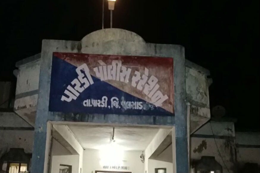 આ જુગારધામમાં કસીનો સિસ્ટમથી પોકર ચીપ્સ આપી અને જુગાર રમાડવામાં આવતો હોવાનો ઘટસ્ફોટ થયો છે. આ જુગારધામમાંથી મહિલાઓ અને પુરૂષો સાથે સાતની ધરપકડ કરવામાં આવી છે. વલસાડની પારડી પોલીસ એક દરોડા પાડી અને આ જુગારધામ ઝડપી પાડ્યું હતું. આ જુગારધામમાં કસીનો સિસ્ટમથી પોકર ચીપ્સ આપી અને જુગાર રમાડવામાં આવતો હોવાનો ઘટસ્ફોટ થયો છે. આ જુગારધામમાંથી મહિલાઓ અને પુરૂષો સાથે સાતની ધરપકડ કરવામાં આવી છે. વલસાડની પારડી પોલીસ એક દરોડા પાડી અને આ જુગારધામ ઝડપી પાડ્યું હતું.