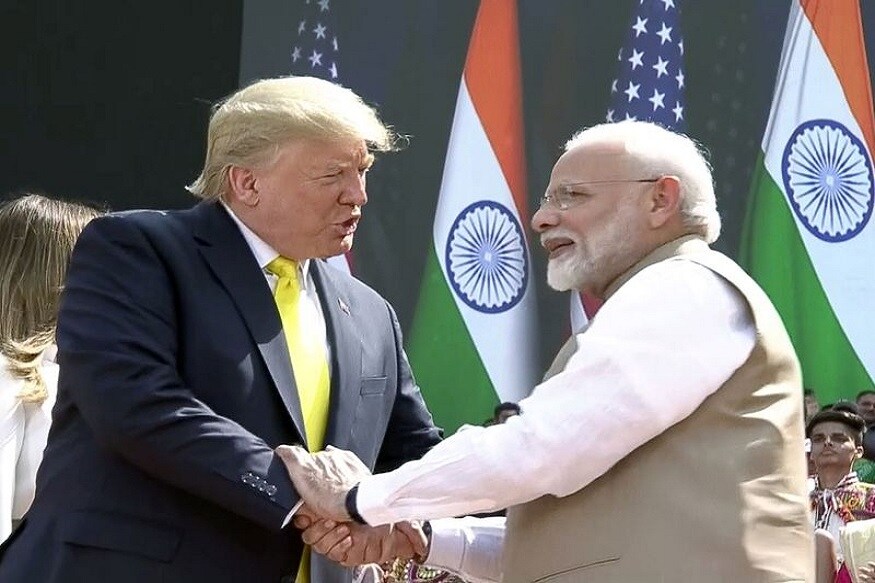 નવી દિલ્હીઃ- અમેરિકાના રાષ્ટ્રપતિ ડોનાલ્ડ ટ્રમ્પ (US President Donald Trump) ભારતના પ્રવાસે છે. તેઓ જ્યારે ભારત પહોંચ્યા ત્યારે તેમણે નેવી બ્લૂ સૂટ (navy blue suits) અને પીળી ટાઈ (Yellow Tie)માં હતા. તેઓ અહીં આવતાની સાથે જ ચર્ચા શરૂ થઈ ગઈ હતી કે સામાન્ય રીતે તેઓ લાલ રંગની ટાઈ પહેરે છે. જ્યારે તેઓ અમેરિકાથી ભારત આવવા રવાના થયા હતા ત્યારે તેણે લાલ રંગની ટાઈ પહેરી હતી. જોકે, ભારતમાં આવ્યા ત્યારે તેમણે પીળા રંગની ટાઈ પહેલી હતી. સામાન્ય રીતે ટ્રમ્પના કપડા અને તેની કિંમતો વિશે ચર્ચા થતી હોય છે. નવી દિલ્હીઃ- અમેરિકાના રાષ્ટ્રપતિ ડોનાલ્ડ ટ્રમ્પ (US President Donald Trump) ભારતના પ્રવાસે છે. તેઓ જ્યારે ભારત પહોંચ્યા ત્યારે તેમણે નેવી બ્લૂ સૂટ (navy blue suits) અને પીળી ટાઈ (Yellow Tie)માં હતા. તેઓ અહીં આવતાની સાથે જ ચર્ચા શરૂ થઈ ગઈ હતી કે સામાન્ય રીતે તેઓ લાલ રંગની ટાઈ પહેરે છે. જ્યારે તેઓ અમેરિકાથી ભારત આવવા રવાના થયા હતા ત્યારે તેણે લાલ રંગની ટાઈ પહેરી હતી. જોકે, ભારતમાં આવ્યા ત્યારે તેમણે પીળા રંગની ટાઈ પહેલી હતી. સામાન્ય રીતે ટ્રમ્પના કપડા અને તેની કિંમતો વિશે ચર્ચા થતી હોય છે.