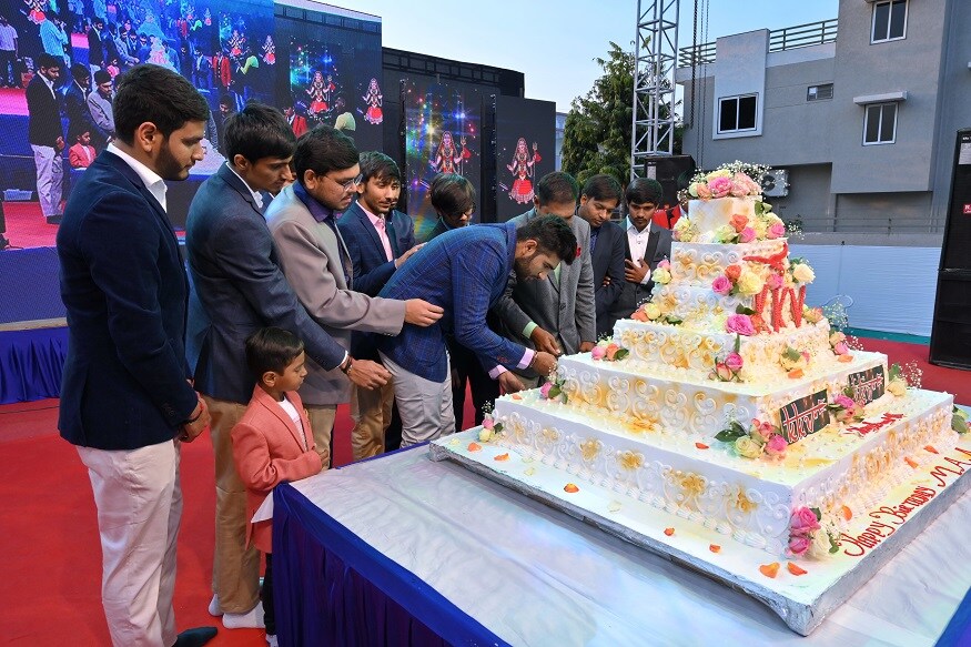 કેકેપી પરિવાર દ્વારા 580 જેટલા બાળકો, વૃદ્ધાઆશ્રમના વડિલો સહિત કુલ 350 વૃદ્ધોને જમાડ્યા હતા. આ ઉપરાંત કેકેવી પરિવાર દ્વારા સ્કૂલના 600 વિદ્યાર્થીઓને સ્કૂલબેગ વહેંચી હતી. ગુરુમા ભગવતીબેનના જણાવ્યા પ્રમાણે કેકેવી પરિવાર કોઈ સંસ્થા નથી પરંતુ આ 120 સભ્યોનો એક પરિવાર છે જ્યાં ઉચ-નીચનો ભેદ ભૂલીને તમામ એકજૂટ થઈને વ્યસનમૂક્તિ અને સેવાના કાર્યો કરે છે. આગામી 23 ફેબ્રુઆરીએ સોલામાં આવેલા કેકેવી ફાર્મ ખાતે 14-15 હજાર ગરીબોને જમાડવાનું આયોજન પણ કરવામાં આવ્યું છે. કેકેપી પરિવાર દ્વારા 580 જેટલા બાળકો, વૃદ્ધાઆશ્રમના વડિલો સહિત કુલ 350 વૃદ્ધોને જમાડ્યા હતા. આ ઉપરાંત કેકેવી પરિવાર દ્વારા સ્કૂલના 600 વિદ્યાર્થીઓને સ્કૂલબેગ વહેંચી હતી. ગુરુમા ભગવતીબેનના જણાવ્યા પ્રમાણે કેકેવી પરિવાર કોઈ સંસ્થા નથી પરંતુ આ 120 સભ્યોનો એક પરિવાર છે જ્યાં ઉચ-નીચનો ભેદ ભૂલીને તમામ એકજૂટ થઈને વ્યસનમૂક્તિ અને સેવાના કાર્યો કરે છે. આગામી 23 ફેબ્રુઆરીએ સોલામાં આવેલા કેકેવી ફાર્મ ખાતે 14-15 હજાર ગરીબોને જમાડવાનું આયોજન પણ કરવામાં આવ્યું છે.