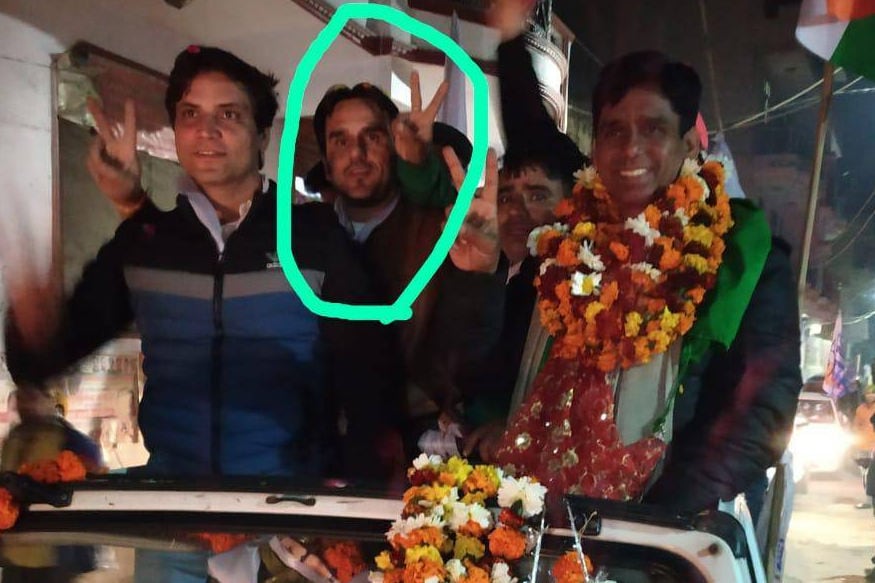 નવી દિલ્હી : દિલ્હી (Delhi)ની મહરૌલી વિધાનસભા બેઠક પર આમ આદમી પાર્ટી (AAP)ના ધારાસભ્ય નરેશ યાદવ (Naresh Yadav)ના કાફલા પર મોડી રાત્રે અજાણ્યા લોકોએ હુમલો કર્યો. આ હુમલામાં AAPના એક કાર્યકર્તાનું ગોળી વાગવાના કારણે મોત થયું જ્યારે અન્ય એક ઘાયલ થયો છે. મળતી માહિતી મુજબ હુમલો તે સમયે થયો જ્યારે નરેશ યાદવ ચૂંટણીના પરિણામ આવ્યા બાદ મંદિરથી પરત ફરી રહ્યા હતા. (તસવીર : સર્કલમાં મૃતક અશોક માન) નવી દિલ્હી : દિલ્હી (Delhi)ની મહરૌલી વિધાનસભા બેઠક પર આમ આદમી પાર્ટી (AAP)ના ધારાસભ્ય નરેશ યાદવ (Naresh Yadav)ના કાફલા પર મોડી રાત્રે અજાણ્યા લોકોએ હુમલો કર્યો. આ હુમલામાં AAPના એક કાર્યકર્તાનું ગોળી વાગવાના કારણે મોત થયું જ્યારે અન્ય એક ઘાયલ થયો છે. મળતી માહિતી મુજબ હુમલો તે સમયે થયો જ્યારે નરેશ યાદવ ચૂંટણીના પરિણામ આવ્યા બાદ મંદિરથી પરત ફરી રહ્યા હતા. (તસવીર : સર્કલમાં મૃતક અશોક માન)