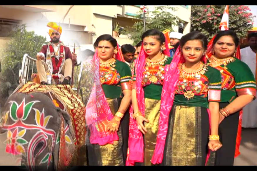 અંકિત પોપટ, રાજકોટ: હાલ લગ્નસરાની સિઝન ચાલી રહી છે. ત્યારે રાજકોટમાં શનિવારના રોજ આહિર સમાજના લગ્ન યોજવામાં આવ્યા હતા. સબાડ પરિવારના આંગણે રૂડો અવસર આવ્યો હતો. અંકિત પોપટ, રાજકોટ: હાલ લગ્નસરાની સિઝન ચાલી રહી છે. ત્યારે રાજકોટમાં શનિવારના રોજ આહિર સમાજના લગ્ન યોજવામાં આવ્યા હતા. સબાડ પરિવારના આંગણે રૂડો અવસર આવ્યો હતો.