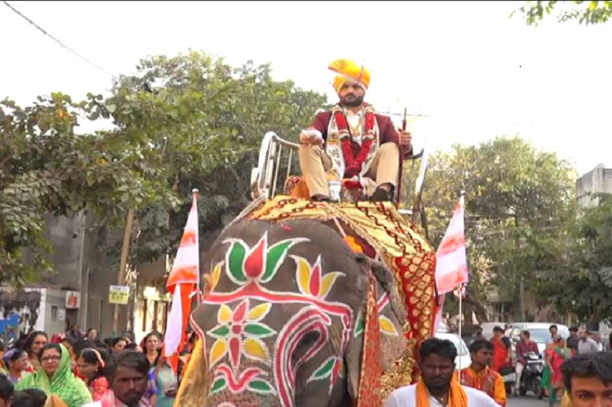 મહત્વની વાત એ છે કે, રાજકોટના વોર્ડ નંબર 12ના કોર્પોરેટર વિજય વાંકના સાડા અર્જુન સબાડની જાન રજવાડી સ્ટાઈલમાં નીકળી હતી. જે જાનમાં વરરાજા અર્જુન ખુદ હાથી પર સવાર થયા હતા. રજવાડી જાનમાં ૨૦ જેટલા ઘોડા ઘોડાગાડી બળદ ગાડુ વિન્ટેજ કાર ઊંટ તેમજ દેશનું નંબર વન બેન્ડ ૨૦ જેટલા ભાલા અને ઢાલ સાથે જાનૈયાઓ સામેલ થયા હતા. મહત્વની વાત એ છે કે, રાજકોટના વોર્ડ નંબર 12ના કોર્પોરેટર વિજય વાંકના સાડા અર્જુન સબાડની જાન રજવાડી સ્ટાઈલમાં નીકળી હતી. જે જાનમાં વરરાજા અર્જુન ખુદ હાથી પર સવાર થયા હતા. રજવાડી જાનમાં ૨૦ જેટલા ઘોડા ઘોડાગાડી બળદ ગાડુ વિન્ટેજ કાર ઊંટ તેમજ દેશનું નંબર વન બેન્ડ ૨૦ જેટલા ભાલા અને ઢાલ સાથે જાનૈયાઓ સામેલ થયા હતા.