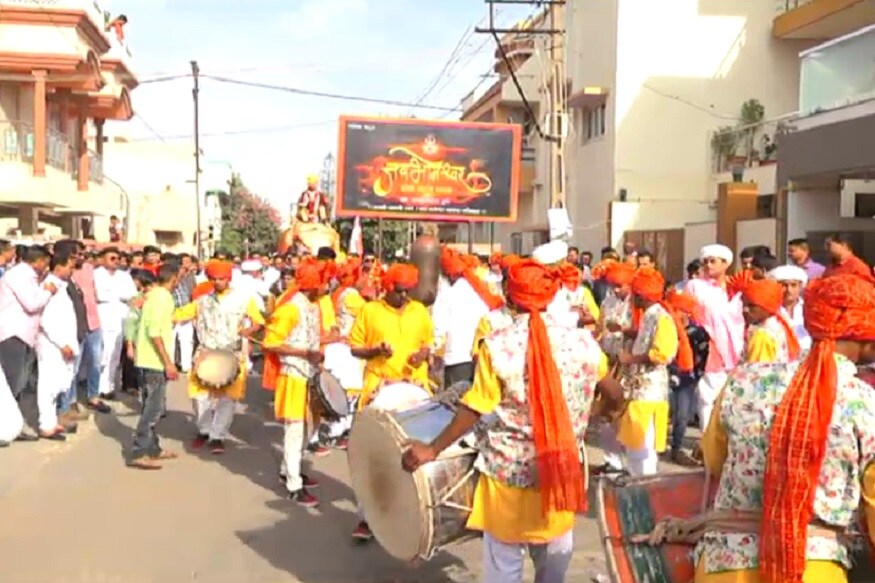 સૌરાષ્ટ્રમાં આહિર ભરવાડ મેર ક્ષત્રિય સહિતના સમાજમાં લગ્ન પ્રસંગો દરમ્યાન વધુ માત્રામાં સોનુ પહેરવાનો રિવાજ છે. ત્યારે સબાડ પરિવારના આંગણે છે લગ્ન પ્રસંગ યોજાયો હતો. તેમાં પણ મહિલાઓએ ટ્રેડિશનલ વસ્ત્રો ધારણ કર્યા હતા તો સાથે જ મહિલાઓએ 500 તોલાથી પણ વધુ સોનુ ધારણ કર્યું હતું. શહેરના 80 ફુટ રોડ પર નીકળેલ રજવાડી જાનને જોવા માટે મોટી સંખ્યામાં નગરજનો પણ ઉમટી પડ્યા હતા. તેમાં ય મહિલાઓ તો આહિર સમાજની મહિલાઓના શરીર પર લાગેલા સોનાના ઘરેણાં જોઈ અંચંબામાં પડી ગઈ હતી. સૌરાષ્ટ્રમાં આહિર ભરવાડ મેર ક્ષત્રિય સહિતના સમાજમાં લગ્ન પ્રસંગો દરમ્યાન વધુ માત્રામાં સોનુ પહેરવાનો રિવાજ છે. ત્યારે સબાડ પરિવારના આંગણે છે લગ્ન પ્રસંગ યોજાયો હતો. તેમાં પણ મહિલાઓએ ટ્રેડિશનલ વસ્ત્રો ધારણ કર્યા હતા તો સાથે જ મહિલાઓએ 500 તોલાથી પણ વધુ સોનુ ધારણ કર્યું હતું. શહેરના 80 ફુટ રોડ પર નીકળેલ રજવાડી જાનને જોવા માટે મોટી સંખ્યામાં નગરજનો પણ ઉમટી પડ્યા હતા. તેમાં ય મહિલાઓ તો આહિર સમાજની મહિલાઓના શરીર પર લાગેલા સોનાના ઘરેણાં જોઈ અંચંબામાં પડી ગઈ હતી.