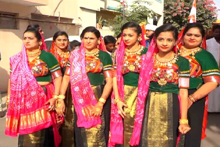 ઉલ્લેખનીય છે કે, હાલ રાજકોટ અને અમદાવાદ ની બજારમાં સોનાના એક તોલાાનો ભાવ હાલ 43,000ને પાર પહોંચ્યો છે, ત્યારે 500 તોલાથી પણ વધુ સોનુ પહેરેલી આ મહિલાઓ રજવાડી જાનમાં આકર્ષણનું એક કેન્દ્ર બની હતી. આમ હાલના બજાર ભાવે જો 500 તોલા સોનાની કિંમત જોવા જઈએ તો તેનો આંકડો બે કરોડ 15 લાખ રૂપિયાથી પણ વધુ થાય છે. ઉલ્લેખનીય છે કે, હાલ રાજકોટ અને અમદાવાદ ની બજારમાં સોનાના એક તોલાાનો ભાવ હાલ 43,000ને પાર પહોંચ્યો છે, ત્યારે 500 તોલાથી પણ વધુ સોનુ પહેરેલી આ મહિલાઓ રજવાડી જાનમાં આકર્ષણનું એક કેન્દ્ર બની હતી. આમ હાલના બજાર ભાવે જો 500 તોલા સોનાની કિંમત જોવા જઈએ તો તેનો આંકડો બે કરોડ 15 લાખ રૂપિયાથી પણ વધુ થાય છે.