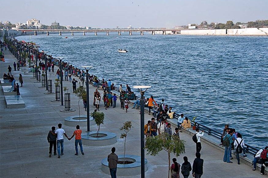 અચાનક જ આ યુવકો તેની પાસે એક સાથે ગયા હતા. ત્યાં આ યુવતીને પણ ગેરસમજ થઈ અને આ શખ્સો તેની સાથે કંઈક બળાત્કાર જેવું કરવાના ઇરાદે આવ્યા હશે તેવું માની લીધું હતું. આ દરમિયાન જ રિવરફ્રન્ટ પર ધમાચકડી મચી હતી. (પ્રતિકાત્મક તસવીર) અચાનક જ આ યુવકો તેની પાસે એક સાથે ગયા હતા. ત્યાં આ યુવતીને પણ ગેરસમજ થઈ અને આ શખ્સો તેની સાથે કંઈક બળાત્કાર જેવું કરવાના ઇરાદે આવ્યા હશે તેવું માની લીધું હતું. આ દરમિયાન જ રિવરફ્રન્ટ પર ધમાચકડી મચી હતી. (પ્રતિકાત્મક તસવીર)