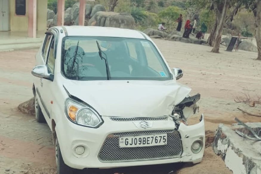 અંબાજી : બનાસકાંઠાનાં રાણપુર આંબા ગામની પ્રાથમિક શાળાની શિક્ષિકા ચાલુ શાળા દરમિયાન કાર શીખી રહી હતી. ત્યારે જ તેને શાળાનાં કંપાઉન્ડમાં પૂરઝડપે કાર હંકારતા એક વિદ્યાર્થિનીને કારની ટક્કર વાગતા તેનું મોત નીપજ્યું છે. ત્યારે આદિવાસી સમાજનાં લોકોમાં રોષ વ્યાપ્યો છે. આ અંગે સ્થાનિક પોલીસે ફરિયાદ નોંધીને વધુ તપાસ હાથ ધરી છે. અંબાજી : બનાસકાંઠાનાં રાણપુર આંબા ગામની પ્રાથમિક શાળાની શિક્ષિકા ચાલુ શાળા દરમિયાન કાર શીખી રહી હતી. ત્યારે જ તેને શાળાનાં કંપાઉન્ડમાં પૂરઝડપે કાર હંકારતા એક વિદ્યાર્થિનીને કારની ટક્કર વાગતા તેનું મોત નીપજ્યું છે. ત્યારે આદિવાસી સમાજનાં લોકોમાં રોષ વ્યાપ્યો છે. આ અંગે સ્થાનિક પોલીસે ફરિયાદ નોંધીને વધુ તપાસ હાથ ધરી છે.