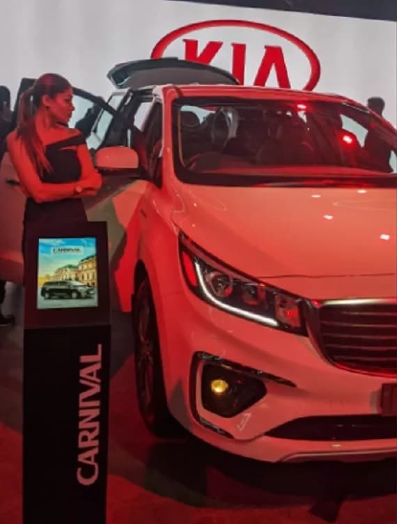 સાઉથ કોરિયાની કાર નિર્માતા કંપની (Kia Motors) ઑટો એક્સ્પો 2020માં તેની કાર્નિવલ (Carnival) કાર રજૂ કરી હતી. કંપનીએ આ મલ્ટીયૂસેઝ વ્હિકલ શ્રેણીમાં MUV કાર રજૂ કરી છે. કાર્નિવલના ત્રણ સંસ્કરણ છે. આ કારનું પ્રિમિયમ મૉડલની કિંમત 24.95 લાખ રૂપિયા છે. જ્યારે પ્રેસ્ટીજ મૉડલની કિંમત 28.95 લાખ રૂપિયા અને લિમોજીન મૉડલની કિમત 33.95 લાખ રૂપિયા છે. સાઉથ કોરિયાની કાર નિર્માતા કંપની (Kia Motors) ઑટો એક્સ્પો 2020માં તેની કાર્નિવલ (Carnival) કાર રજૂ કરી હતી. કંપનીએ આ મલ્ટીયૂસેઝ વ્હિકલ શ્રેણીમાં MUV કાર રજૂ કરી છે. કાર્નિવલના ત્રણ સંસ્કરણ છે. આ કારનું પ્રિમિયમ મૉડલની કિંમત 24.95 લાખ રૂપિયા છે. જ્યારે પ્રેસ્ટીજ મૉડલની કિંમત 28.95 લાખ રૂપિયા અને લિમોજીન મૉડલની કિમત 33.95 લાખ રૂપિયા છે.