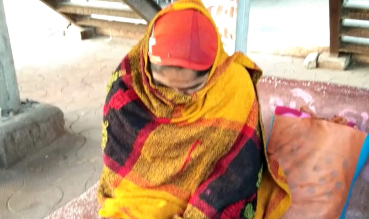 બનાવની વિગત એવી છે કે અમદાવાદની એક મહિલા તેના મિત્ર સાથે ઘૂણસોલ જતી હતી. પીડિત મહિલા જ્યારે રાત્રે બસસ્ટેડન્ટમાં હતી ત્યારે હોમગાર્ડ સહિતના બે શખ્સોએ ધમકી આપી અને સામૂહિક દુષ્કર્મ ગુજાર્યુ હતું. બનાવની વિગત એવી છે કે અમદાવાદની એક મહિલા તેના મિત્ર સાથે ઘૂણસોલ જતી હતી. પીડિત મહિલા જ્યારે રાત્રે બસસ્ટેડન્ટમાં હતી ત્યારે હોમગાર્ડ સહિતના બે શખ્સોએ ધમકી આપી અને સામૂહિક દુષ્કર્મ ગુજાર્યુ હતું.