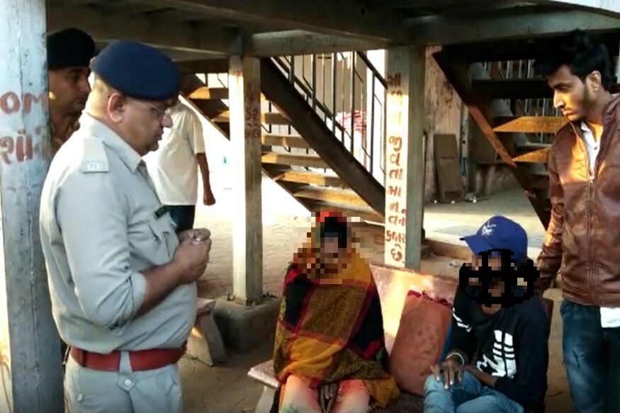 પોલીસ પીડિત મહિલા અને તેના સાથીને લઈને પોલીસ મથકે જવા રવાના થઈ હતી. આ ઘટનાના પગલે ડીસામાં ઉહોપોહ મચી ગયો છે. પોલીસ પીડિત મહિલા અને તેના સાથીને લઈને પોલીસ મથકે જવા રવાના થઈ હતી. આ ઘટનાના પગલે ડીસામાં ઉહોપોહ મચી ગયો છે.