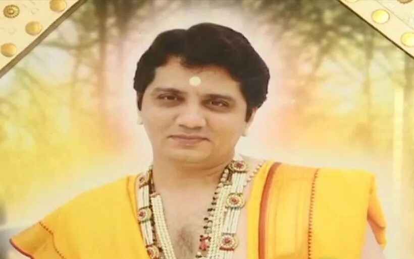 વડોદરા શહેરના વારસિયા રિંગ રોડ પર આવેલા બગલામુખી બ્રહ્માસ્ત્ર મંદિરના ગુરૂ પ્રશાંત ઉપાધ્યાય સામે વારસિયા પોલીસમાં વેપારી પાસેથી 21.80 લાખની છેતરપિંડીની ફરિયાદ નોંધાઇ હતી. આ ઉપરાંત બગલામુખી મંદિરમાં રહેતો યુવક છેલ્લા 3 વર્ષથી રહસ્યમય રીતે ગુમ થતાં તેની માતાએ બગલામુખી મંદિરના ગુરૂ પ્રશાંત ઉપાધ્યાય, કિરણબેન ગુરૂમુખ અને કોમલ ઉર્ફે પીંકી ગુરૂમુખભાઇ સામે વારસીયા પોલીસ સ્ટેશનમાં ફરિયાદ નોંધાવી હતી. વડોદરા શહેરના વારસિયા રિંગ રોડ પર આવેલા બગલામુખી બ્રહ્માસ્ત્ર મંદિરના ગુરૂ પ્રશાંત ઉપાધ્યાય સામે વારસિયા પોલીસમાં વેપારી પાસેથી 21.80 લાખની છેતરપિંડીની ફરિયાદ નોંધાઇ હતી. આ ઉપરાંત બગલામુખી મંદિરમાં રહેતો યુવક છેલ્લા 3 વર્ષથી રહસ્યમય રીતે ગુમ થતાં તેની માતાએ બગલામુખી મંદિરના ગુરૂ પ્રશાંત ઉપાધ્યાય, કિરણબેન ગુરૂમુખ અને કોમલ ઉર્ફે પીંકી ગુરૂમુખભાઇ સામે વારસીયા પોલીસ સ્ટેશનમાં ફરિયાદ નોંધાવી હતી.