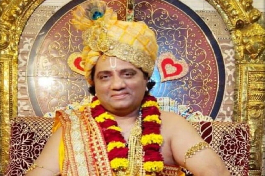 આ કહેવાતો ગુરુજી પ્રશાંત ઉપાધ્યાયનો મહિલાઓ પાસે દૂધ અને પાણીથી પગ ધોવડાવતો વીડિયો વાયરલ થયો હતો. ભોળા લોકોને મોહજાળમાં ફસાવ્યા બાદ શ્રાવણ માસની ચૌદસે નર્મદા કિનારે લઈ જતો. જ્યાં ગુરુપૂજન કે ગુરુપાદ પૂજનનાં નામે ઠઠારો કરતો હતો. મહિલાઓ પાસે દૂધ અને પાણીથી પગ ધોવડાવતો હતો. બાદમાં એ જ દૂધ અને પાણીનો પ્રસાદ લોકોને પીવડાવાતો હતો. આ ઉપરાંત પોતાની પાસે રૂદ્રાક્ષની માળા રાખતો અને તે માળા સિદ્ધ કરેલી છે તેવી વાતો કરીને લાખો રૂપિયા હડપતો હતો આ કહેવાતો ગુરુજી પ્રશાંત ઉપાધ્યાયનો મહિલાઓ પાસે દૂધ અને પાણીથી પગ ધોવડાવતો વીડિયો વાયરલ થયો હતો. ભોળા લોકોને મોહજાળમાં ફસાવ્યા બાદ શ્રાવણ માસની ચૌદસે નર્મદા કિનારે લઈ જતો. જ્યાં ગુરુપૂજન કે ગુરુપાદ પૂજનનાં નામે ઠઠારો કરતો હતો. મહિલાઓ પાસે દૂધ અને પાણીથી પગ ધોવડાવતો હતો. બાદમાં એ જ દૂધ અને પાણીનો પ્રસાદ લોકોને પીવડાવાતો હતો. આ ઉપરાંત પોતાની પાસે રૂદ્રાક્ષની માળા રાખતો અને તે માળા સિદ્ધ કરેલી છે તેવી વાતો કરીને લાખો રૂપિયા હડપતો હતો