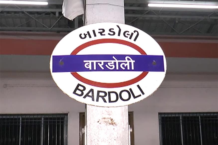 મળતી માહિતી પ્રમાણે બારડોલીથી પસાર થતી ભુસાવલ-બોમ્બે ટ્રેનમાં એક ચોંકાવનારી ઘટના બની હતી.બારડોલી રેલવે સ્ટેશન પર 11 વાગ્યે ટ્રેન પહોંચી હતી. મળતી માહિતી પ્રમાણે બારડોલીથી પસાર થતી ભુસાવલ-બોમ્બે ટ્રેનમાં એક ચોંકાવનારી ઘટના બની હતી.બારડોલી રેલવે સ્ટેશન પર 11 વાગ્યે ટ્રેન પહોંચી હતી.